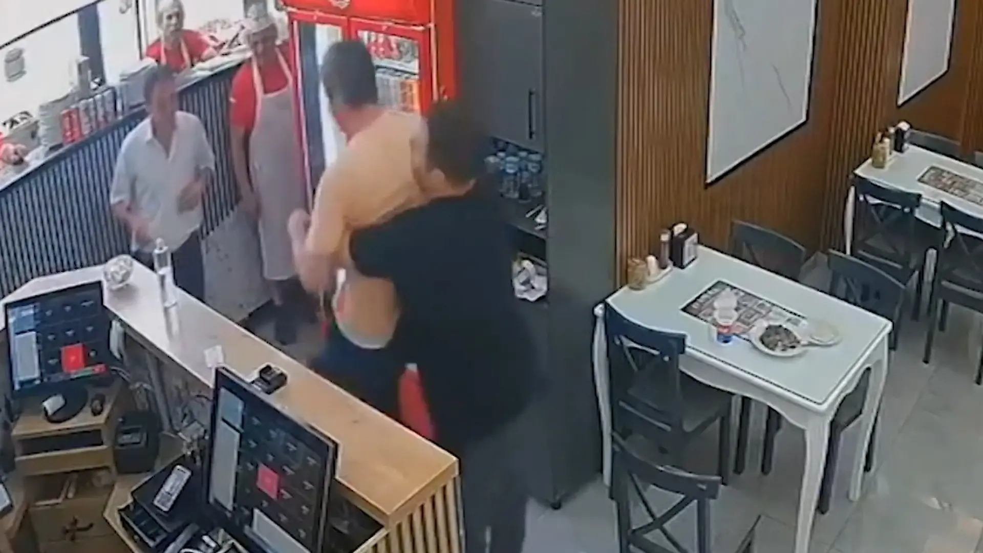 Döner wird zur Lebensgefahr! Gast droht an Bissen zu ersticken Heimlich-Manöver rettet ihn