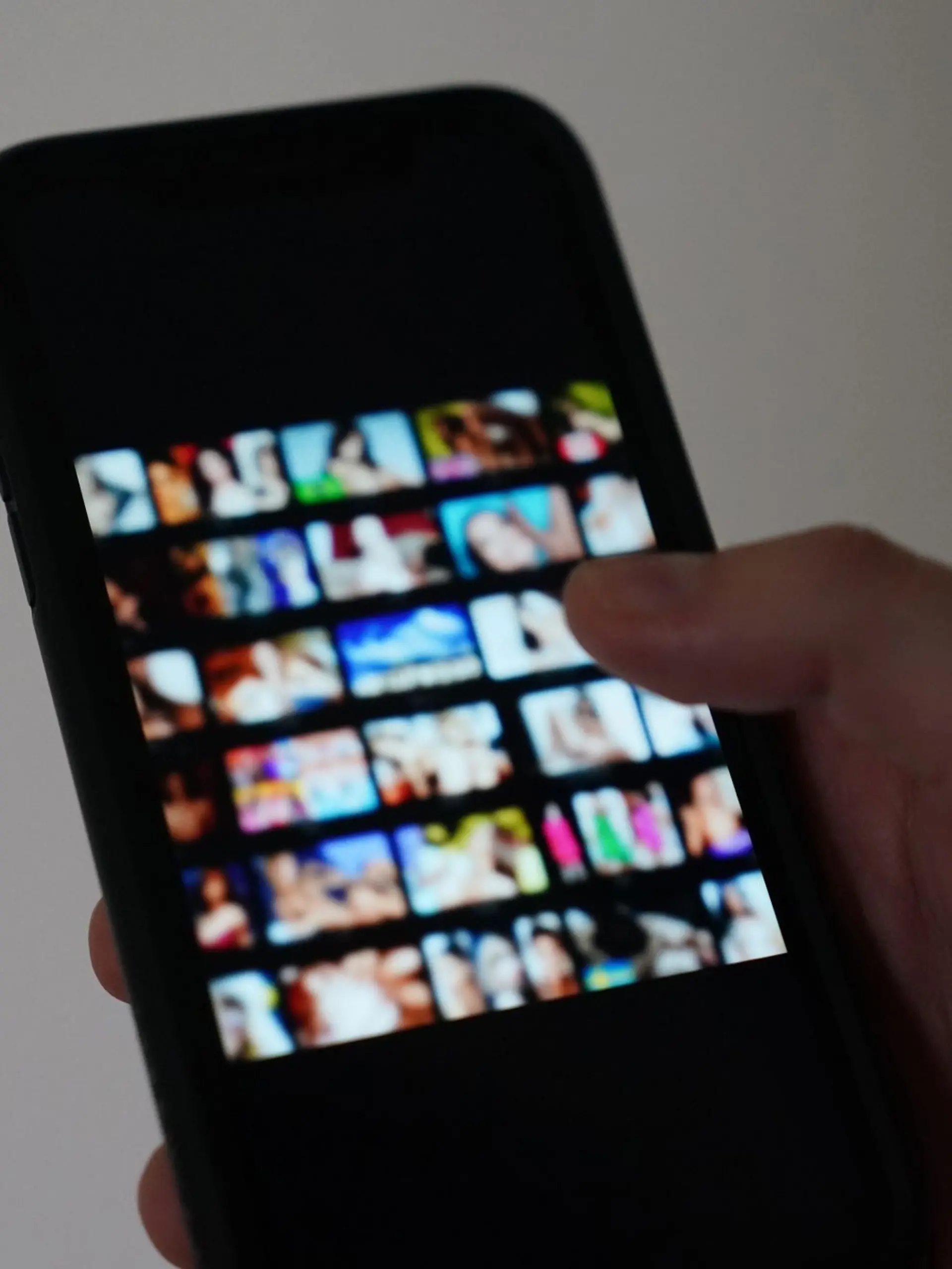 Bild zu: "Erpressung mit Nacktbildern! Wie Sextortion Teenager bis zum Äußersten treibt"