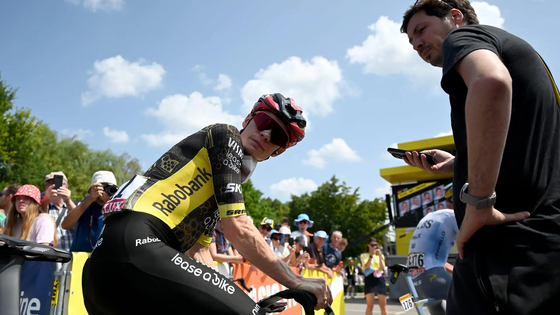 ©PHOTOPQR/LE PROGRES/Philippe TRIAS - 19/07/2026 - 15e étape du tour de France, Champagnole, 19 juillet 2026. -15e étape du tour de France, Champganole/Plateau de Solaison. Jonas Vingegaard, ce matin à la signature et présentation des coureurs au départ de la ville de Champagnole. - CYCLING TOUR DE FRANCE STAGE 15 stage 15 of the 2026 Tour de France cycling race, a stage of 184km from Champagnole to Plateau de Solaison, on Sunday 19 July 2026. The 113th edition of the Tour de France starts on Saturday 4 July in Barcelona, Spain, and will finish in Paris, France on the 26th of July.