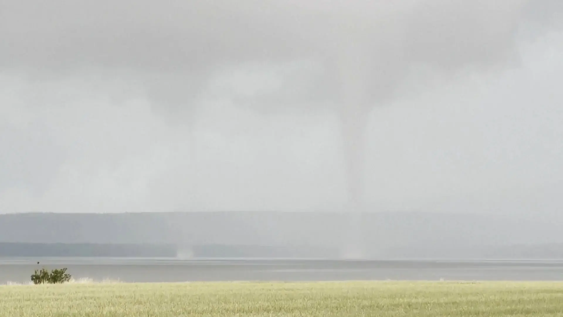 Seltenes Naturphänomen! Doppel-Tornado wirbelt über schwedische Bucht Bei Unwetter in Schweden