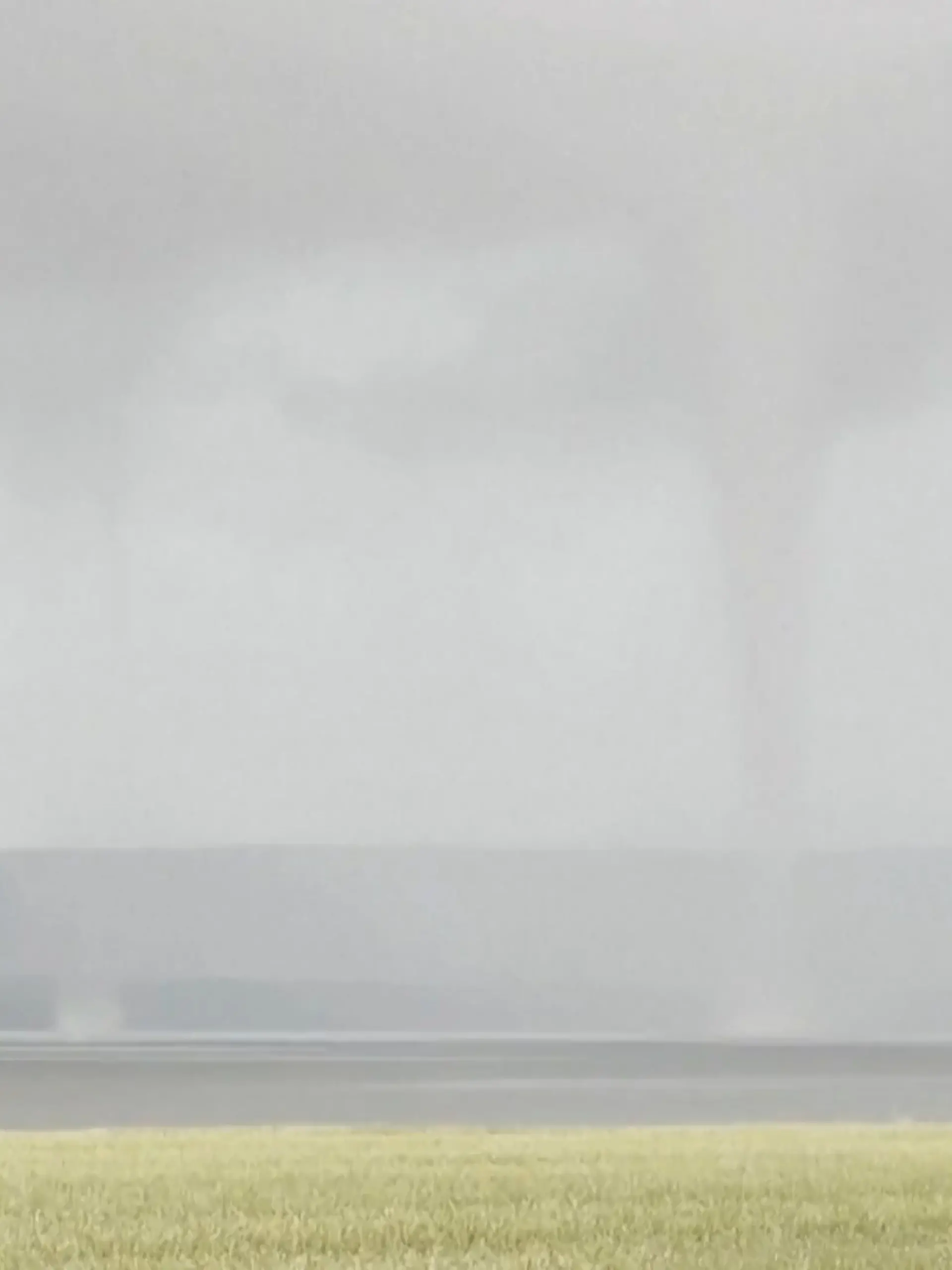 Bild zu: "Seltenes Naturphänomen! Doppel-Tornado wirbelt über schwedische Bucht"