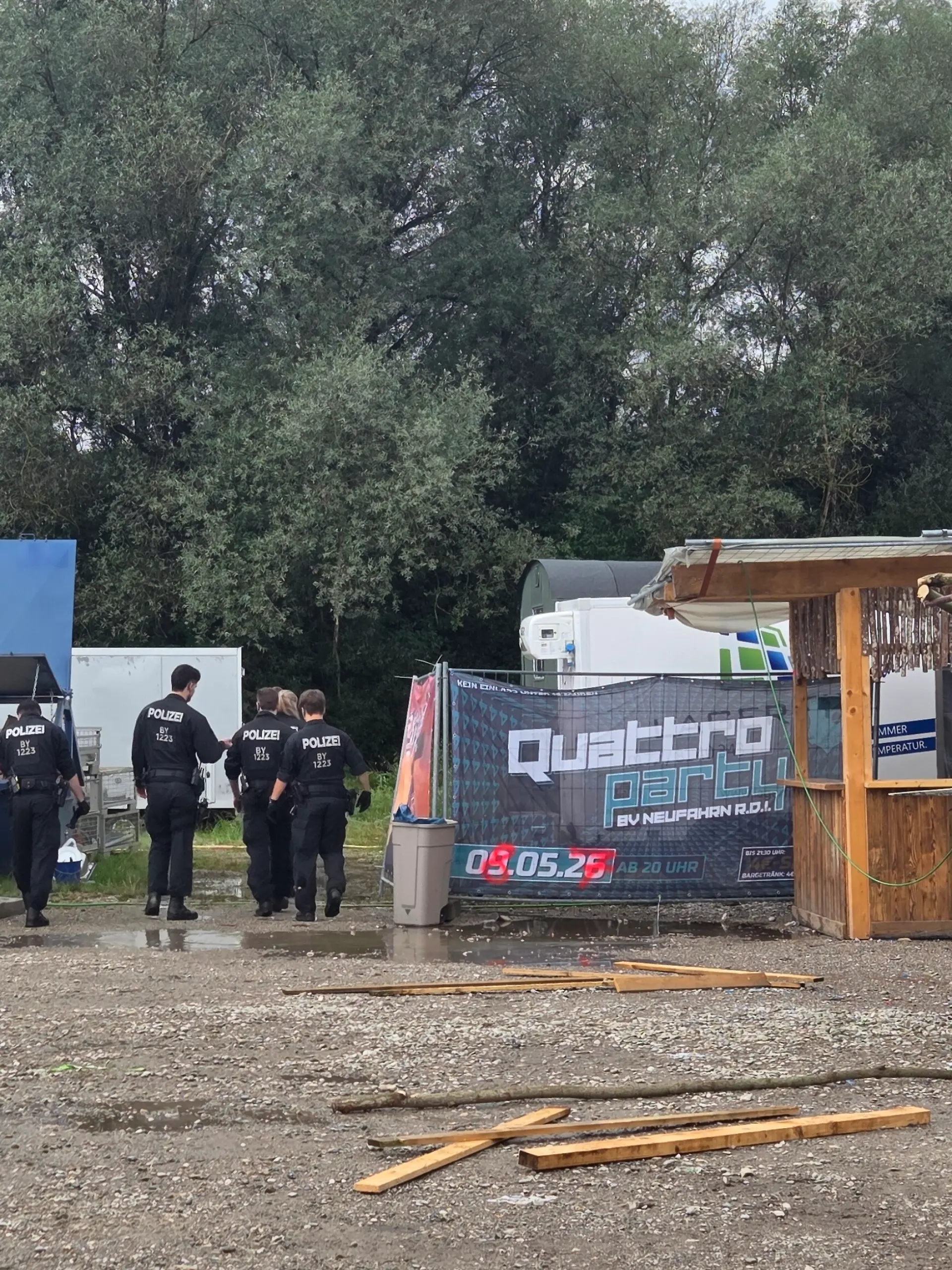 Bild zu: "Messer-Attacke: Teenager blutet auf Dorffest, Täter flieht"