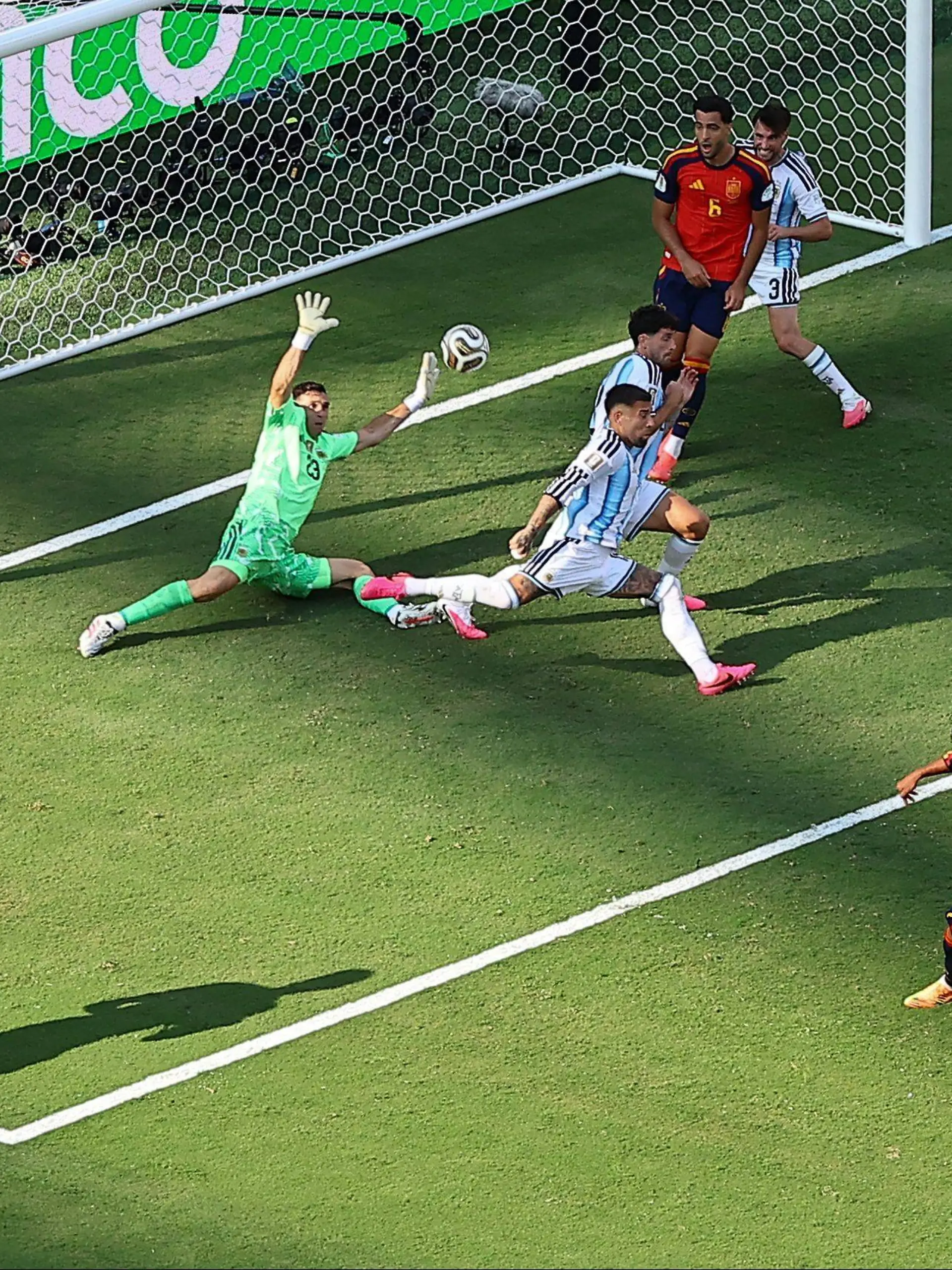 Bild zu: "Weltmeister! HIER erlöst Ferran Torres die Spanier!"