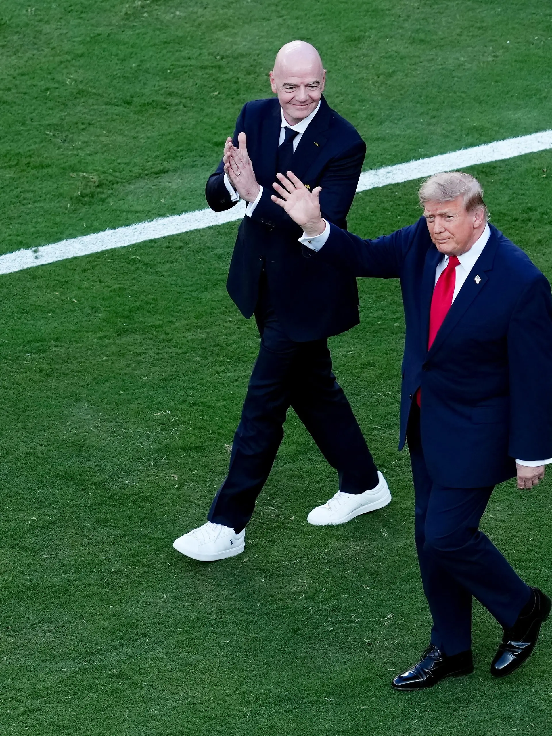 Bild zu: "Fans pfeifen Trump und Infantino aus"