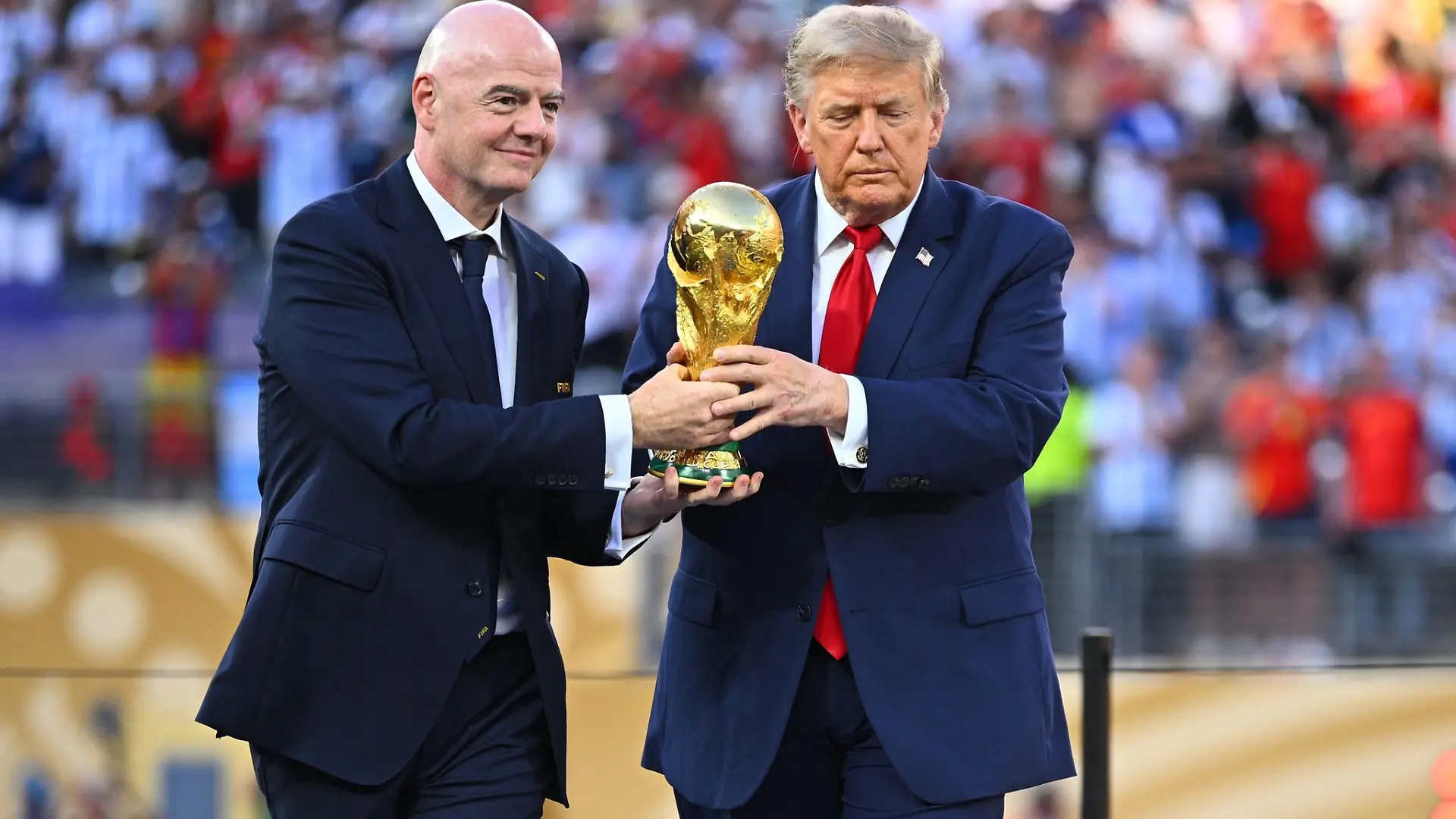 Donald Trump (r) und Gianni Infantino bringen den WM-Pokal.