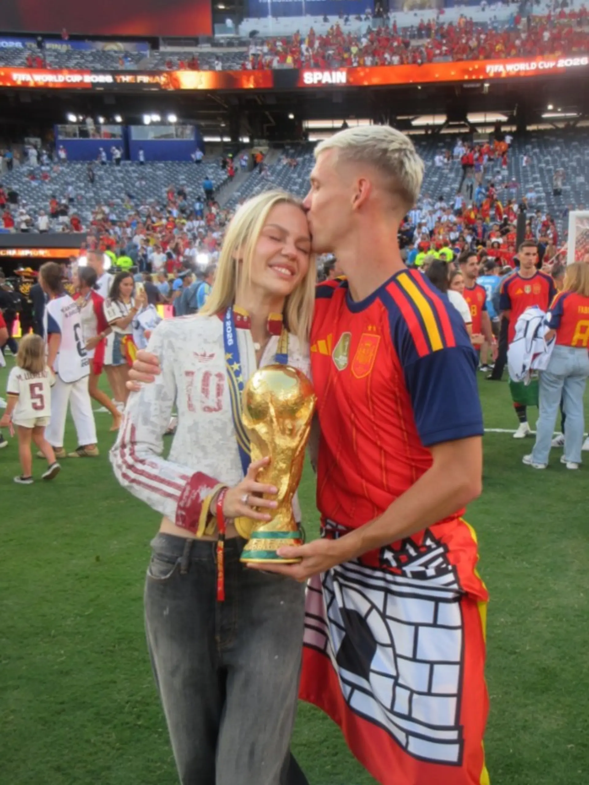 Laura Abla feiert mit ihrem Freund Dani Olmo den WM-Titel