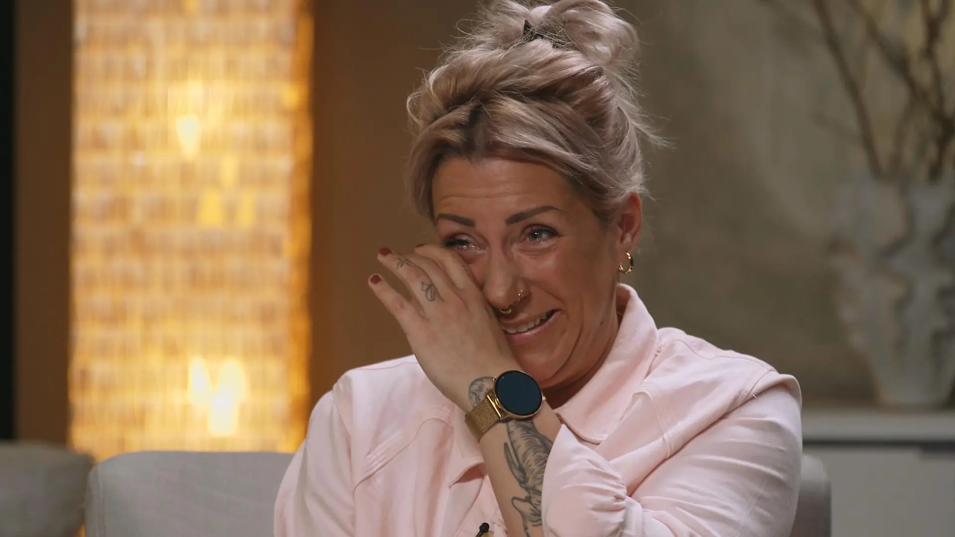 Jysk Mitarbeiterin Jacky wird bei „Undercover Boss” emotional.