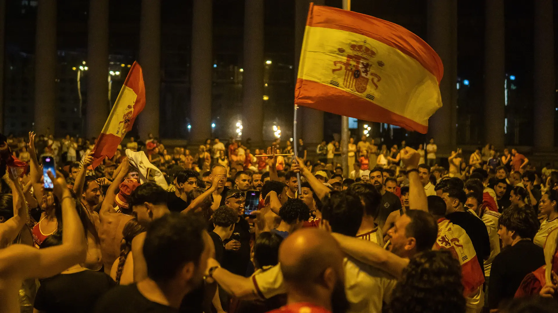 Ausgelassen feierten die spanischen Fans den WM-Titel wie hier in Barcelona überall im Land