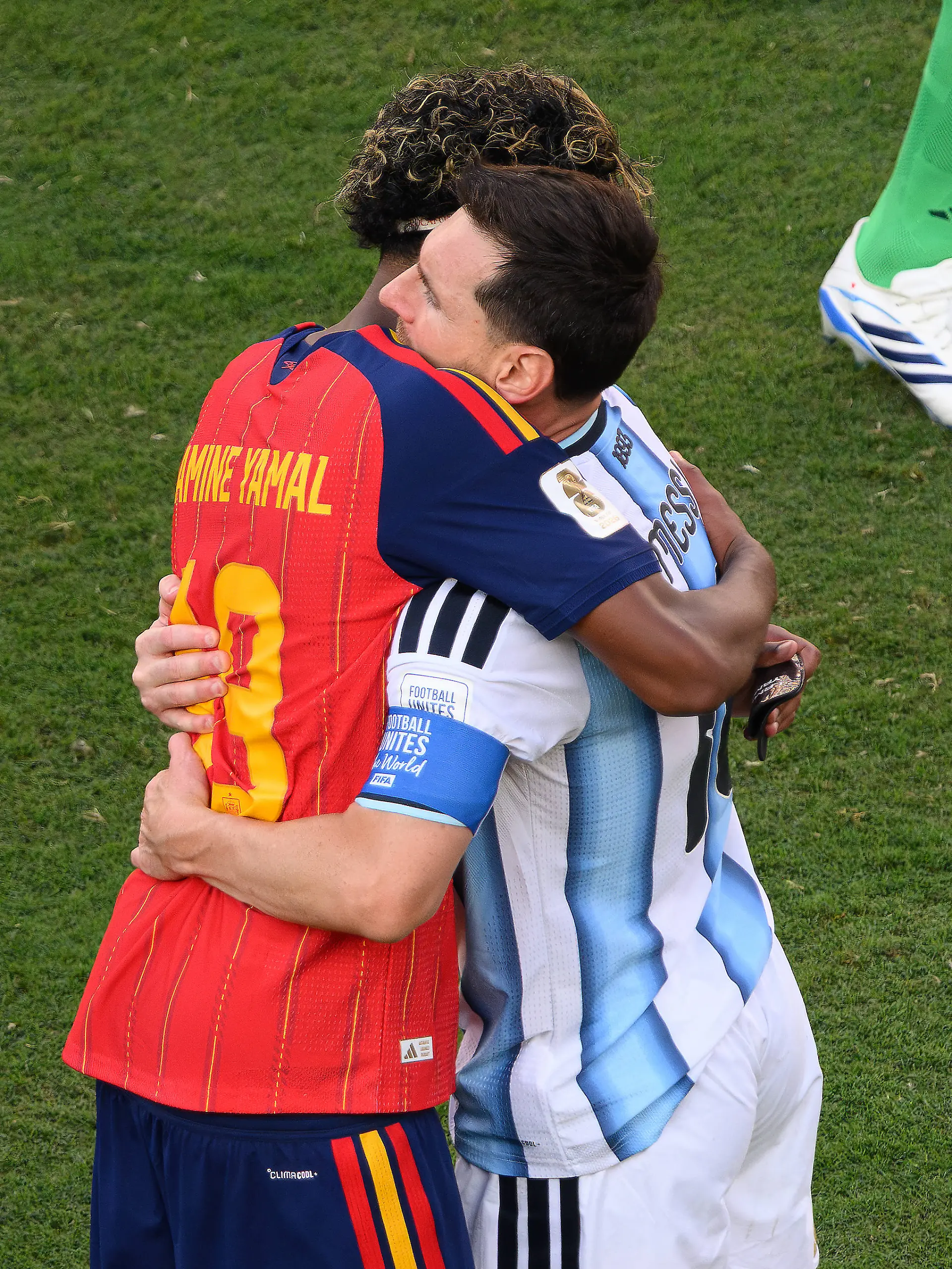 Bild zu: "Yamal umarmt sein großes Idol Messi"