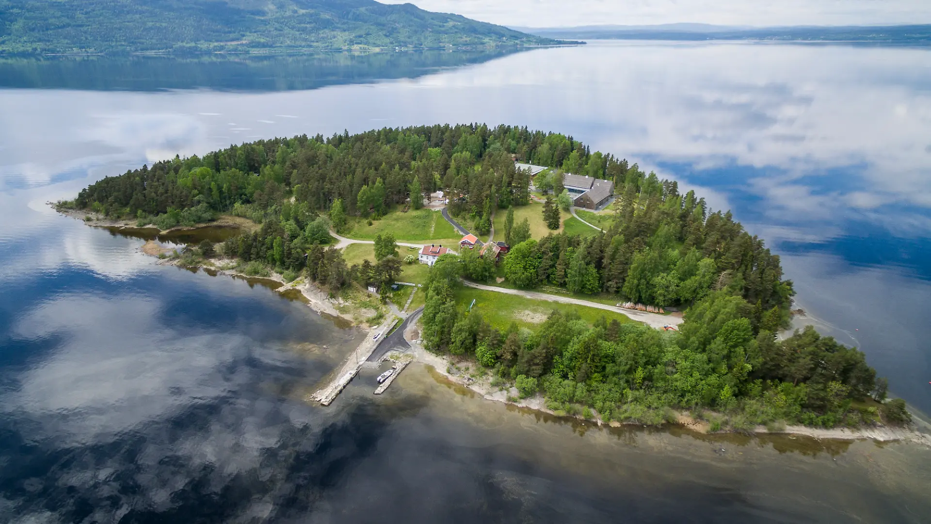 ARCHIV - 31.05.2017, Norwegen, Utoya: Blick über die Insel Utoya. 15 Jahre ist es her, dass der norwegische Terrorist Anders Behring Breivik in Oslo und auf der Insel Utøya insgesamt 77 Menschen tötete. (zu dpa: ««Lauf um dein Leben»: Vom Tag, als der Terror nach Utøya kam») Foto: Meek, Tore/NTB scanpix/dpa +++ dpa-Bildfunk +++