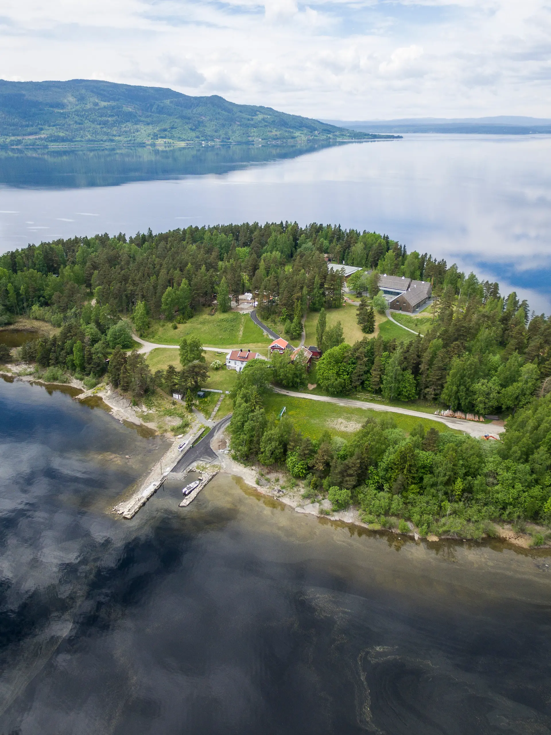 ARCHIV - 31.05.2017, Norwegen, Utoya: Blick über die Insel Utoya. 15 Jahre ist es her, dass der norwegische Terrorist Anders Behring Breivik in Oslo und auf der Insel Utøya insgesamt 77 Menschen tötete. (zu dpa: ««Lauf um dein Leben»: Vom Tag, als der Terror nach Utøya kam») Foto: Meek, Tore/NTB scanpix/dpa +++ dpa-Bildfunk +++