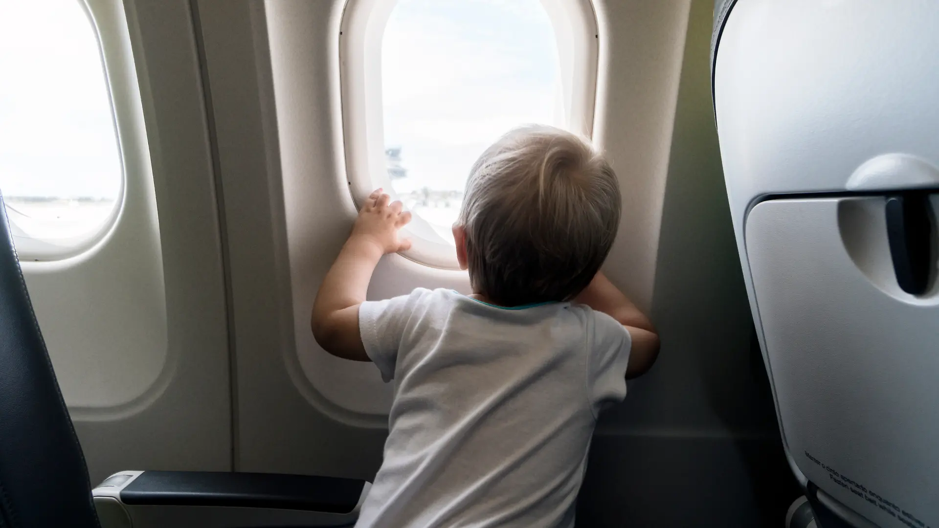 Kinder sitzen im Flugzeug gerne am Fenster, aber ist das auch sicher?