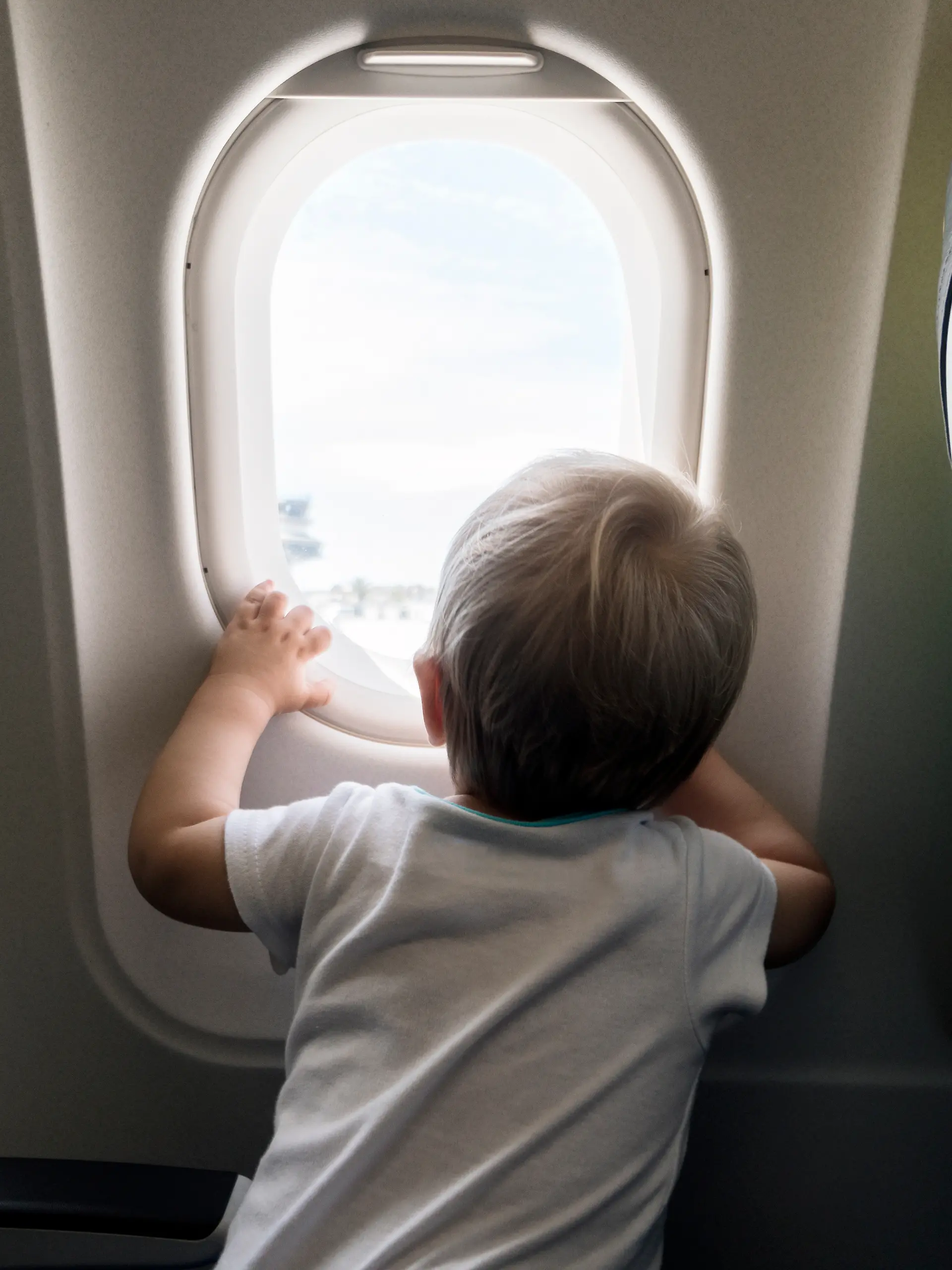Kinder sitzen im Flugzeug gerne am Fenster, aber ist das auch sicher?