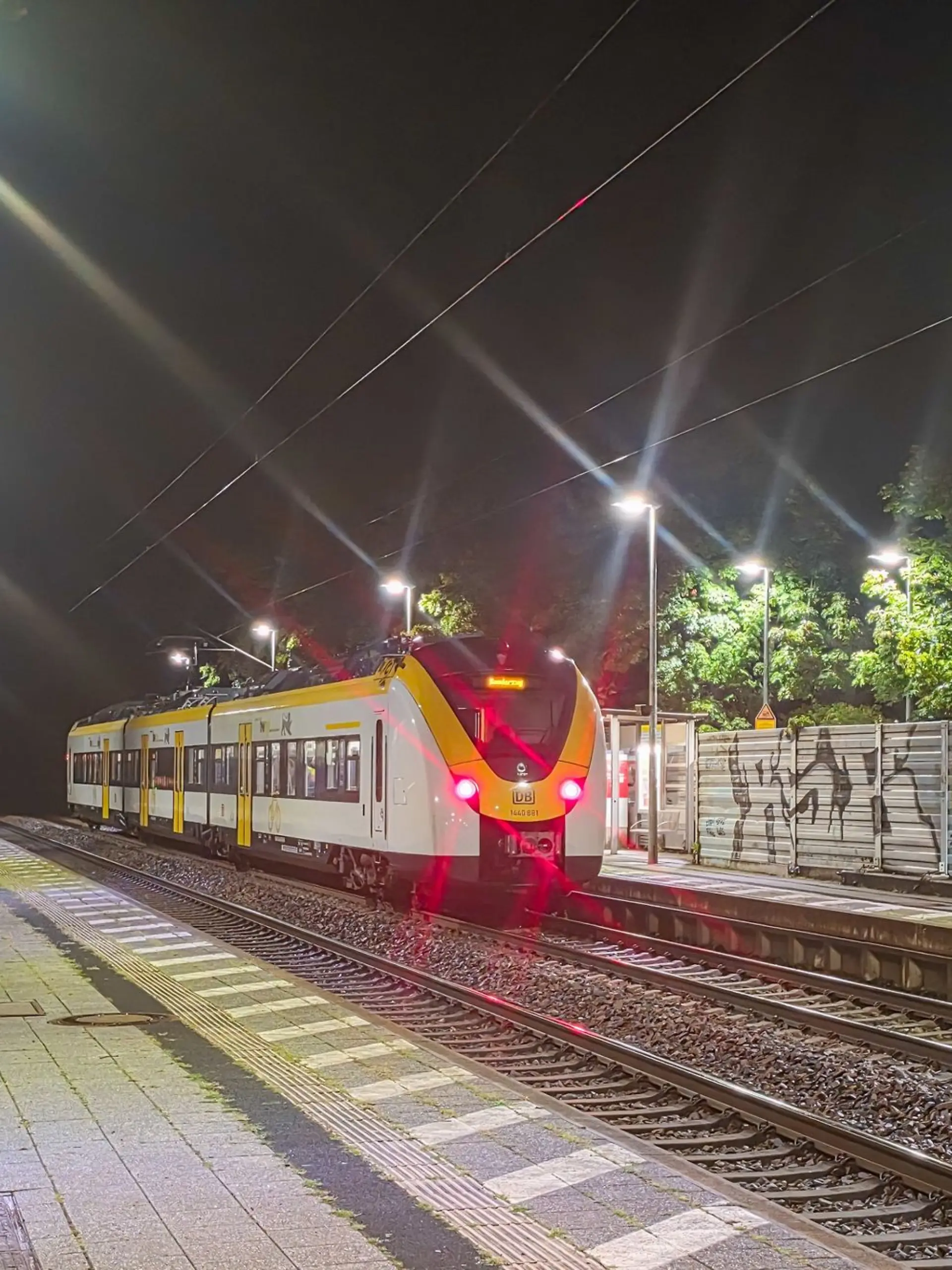 Bild zu: "Bahnmitarbeiter stürzt aus Regionalzug"
