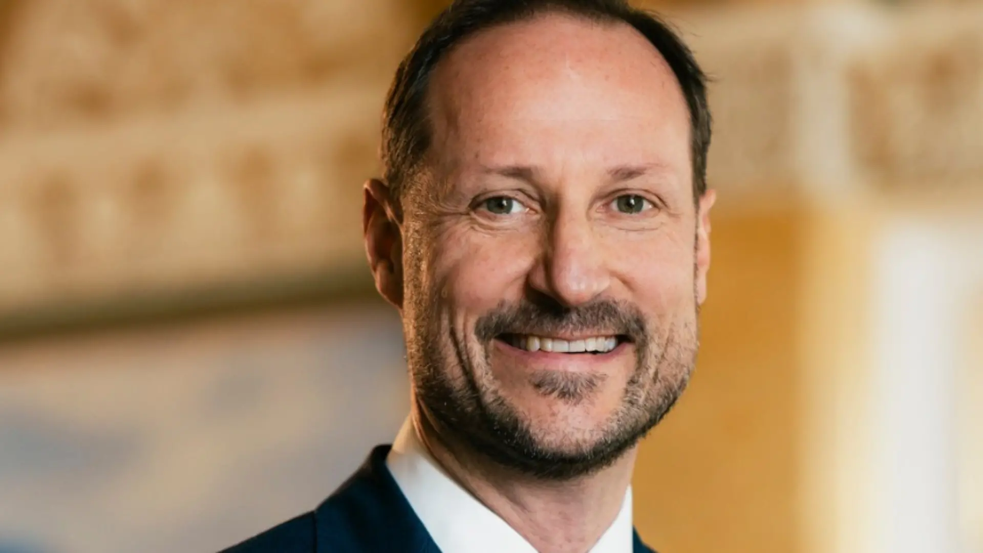 Auf der Geburtstagsaufnahme präsentiert sich Kronprinz Haakon lächelnd und im Anzug.