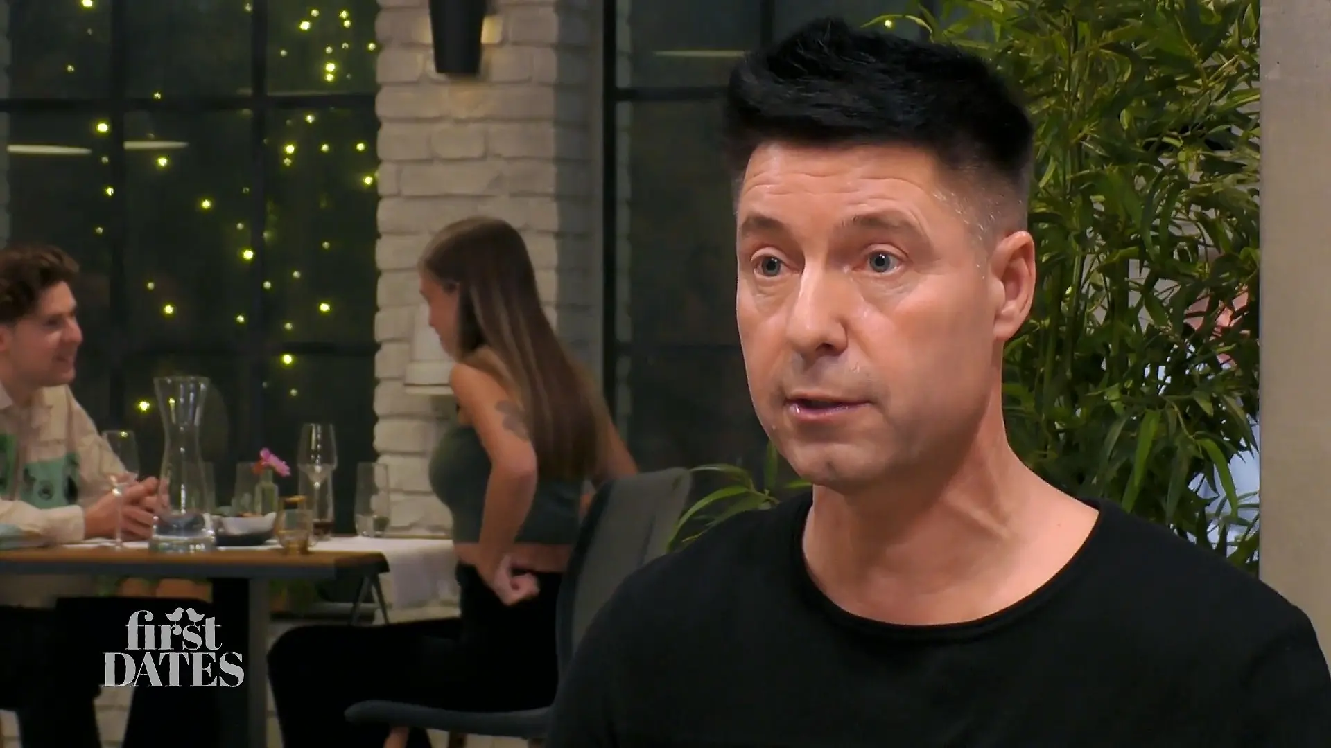 Helmut schaut anderen lieber beim Tanzen zu Beim Ausgehen