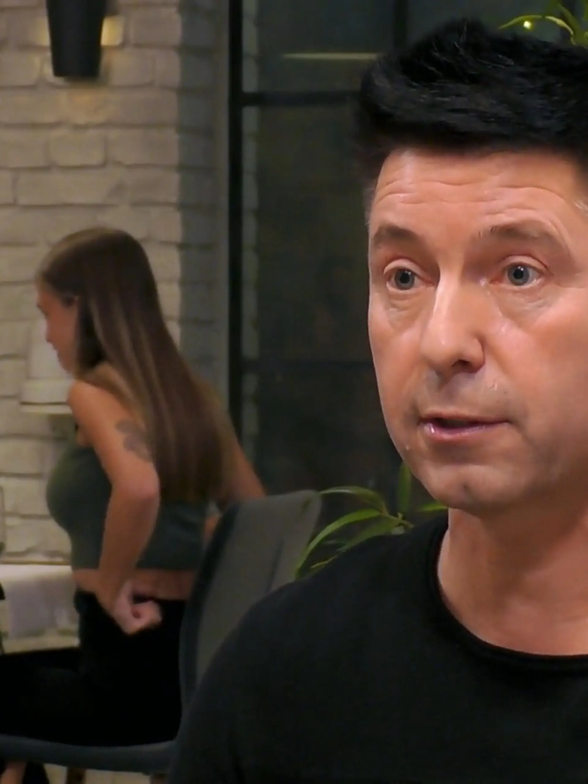 Bild zu: "Helmut schaut anderen lieber beim Tanzen zu"
