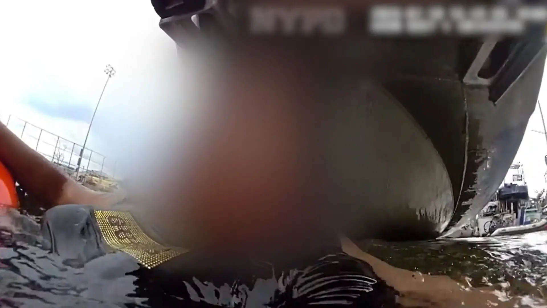 Frau in verseuchtes Wasser gefallen! Polizist sieht nur noch einen Ausweg Dramatische Bodycam-Aufnahmen