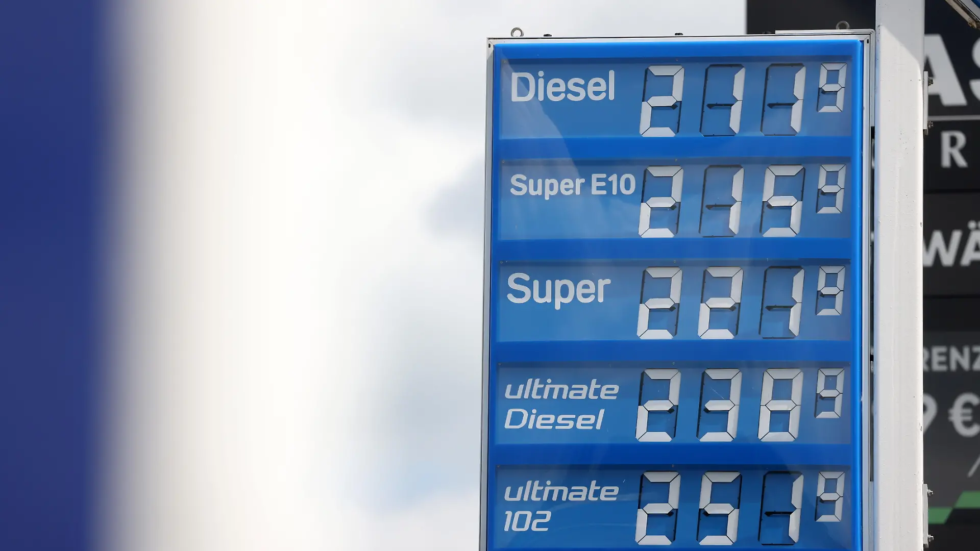 Der Tankrabatt ist Geschichte. Seit dem 01.07.2026 ist der Tankrabatt ersatzlos weg gefallen. Seit dem 01.05.2026 galt der Tankrabatt. Die Bundesregierung hatte die Energiesteuer auf Benzin und Diesel bis Ende Juni gesenkt. Die Ersparnis sollte bei rund 17 Cent pro Liter liegen. ARAL Tankstelle in Husum am Mittag um kurz nach 12:00 Uhr. Die aktuellen Spritpreise sind durch den Wegfall wieder nach oben gegangen und liegen wieder deutlich ueber (über) 2 Euro. Tankstelle, Spritpreise am 01.07.2026 in Husum/Deutschland.