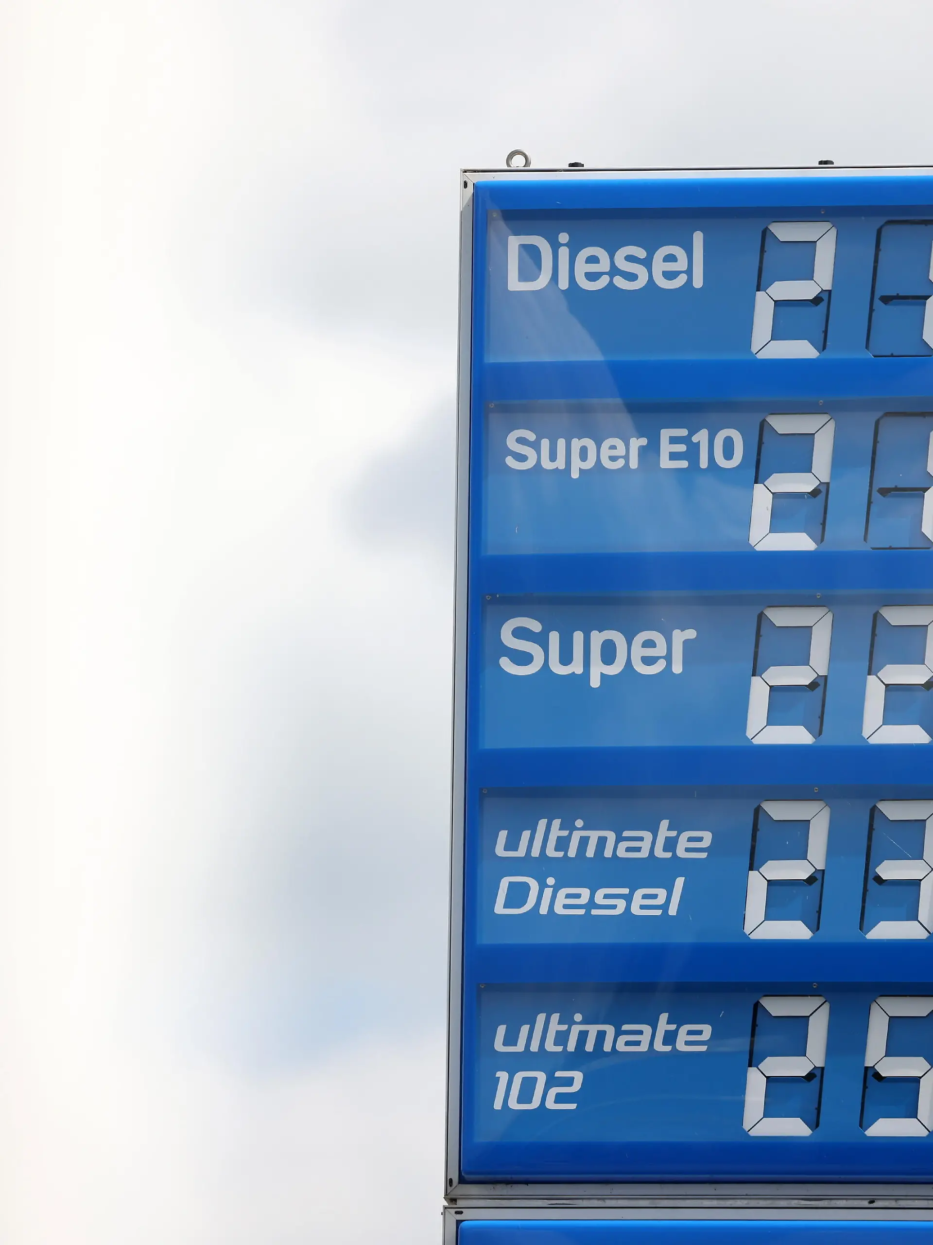 Der Tankrabatt ist Geschichte. Seit dem 01.07.2026 ist der Tankrabatt ersatzlos weg gefallen. Seit dem 01.05.2026 galt der Tankrabatt. Die Bundesregierung hatte die Energiesteuer auf Benzin und Diesel bis Ende Juni gesenkt. Die Ersparnis sollte bei rund 17 Cent pro Liter liegen. ARAL Tankstelle in Husum am Mittag um kurz nach 12:00 Uhr. Die aktuellen Spritpreise sind durch den Wegfall wieder nach oben gegangen und liegen wieder deutlich ueber (über) 2 Euro. Tankstelle, Spritpreise am 01.07.2026 in Husum/Deutschland.