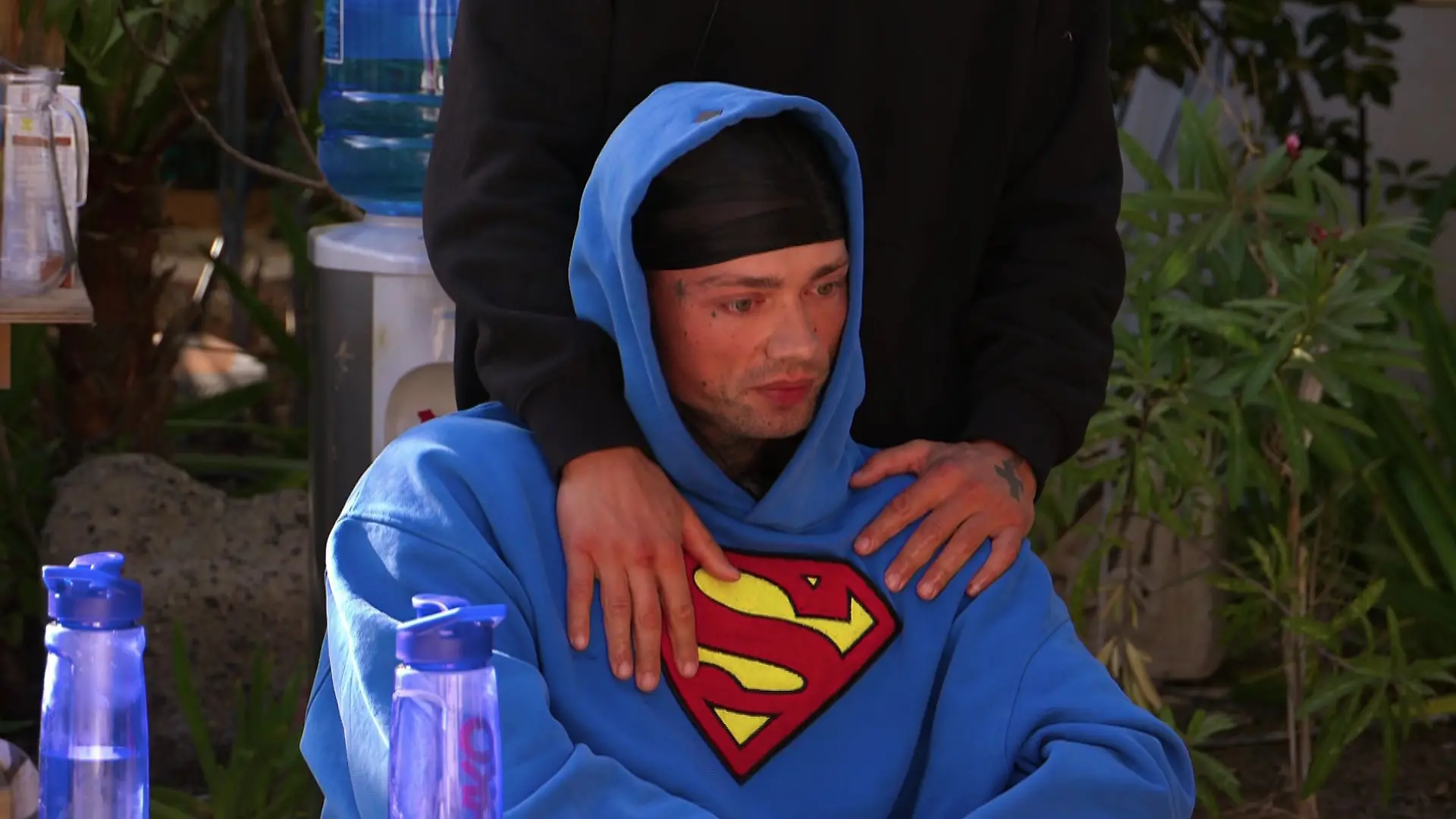 Josua spricht bei „Bad Boyfriends” über den plötzlichen Tod seiner Mutter.