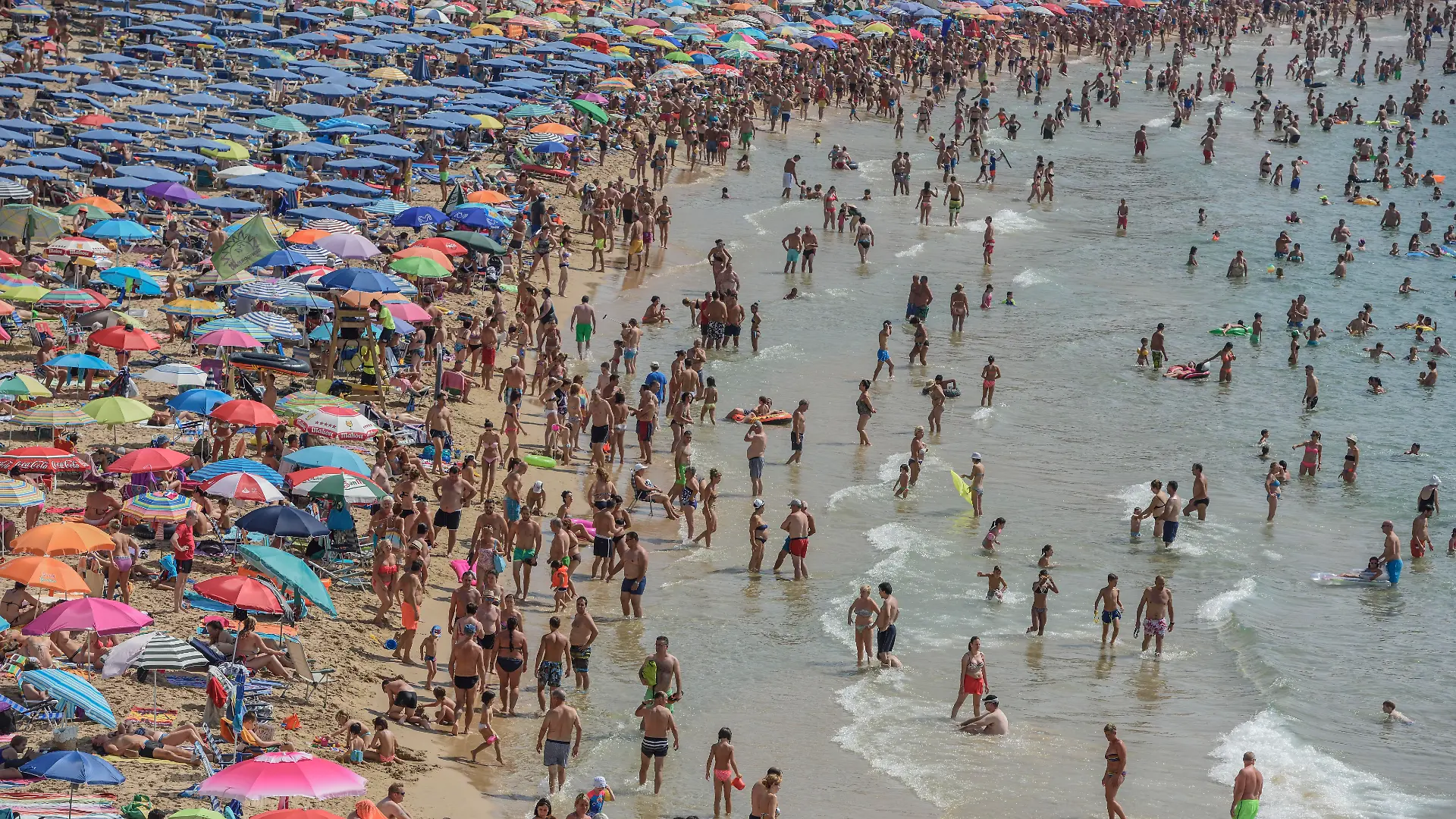 Touristen an der Playa Levante in Benidorm an der Costa Blanca in Spanien