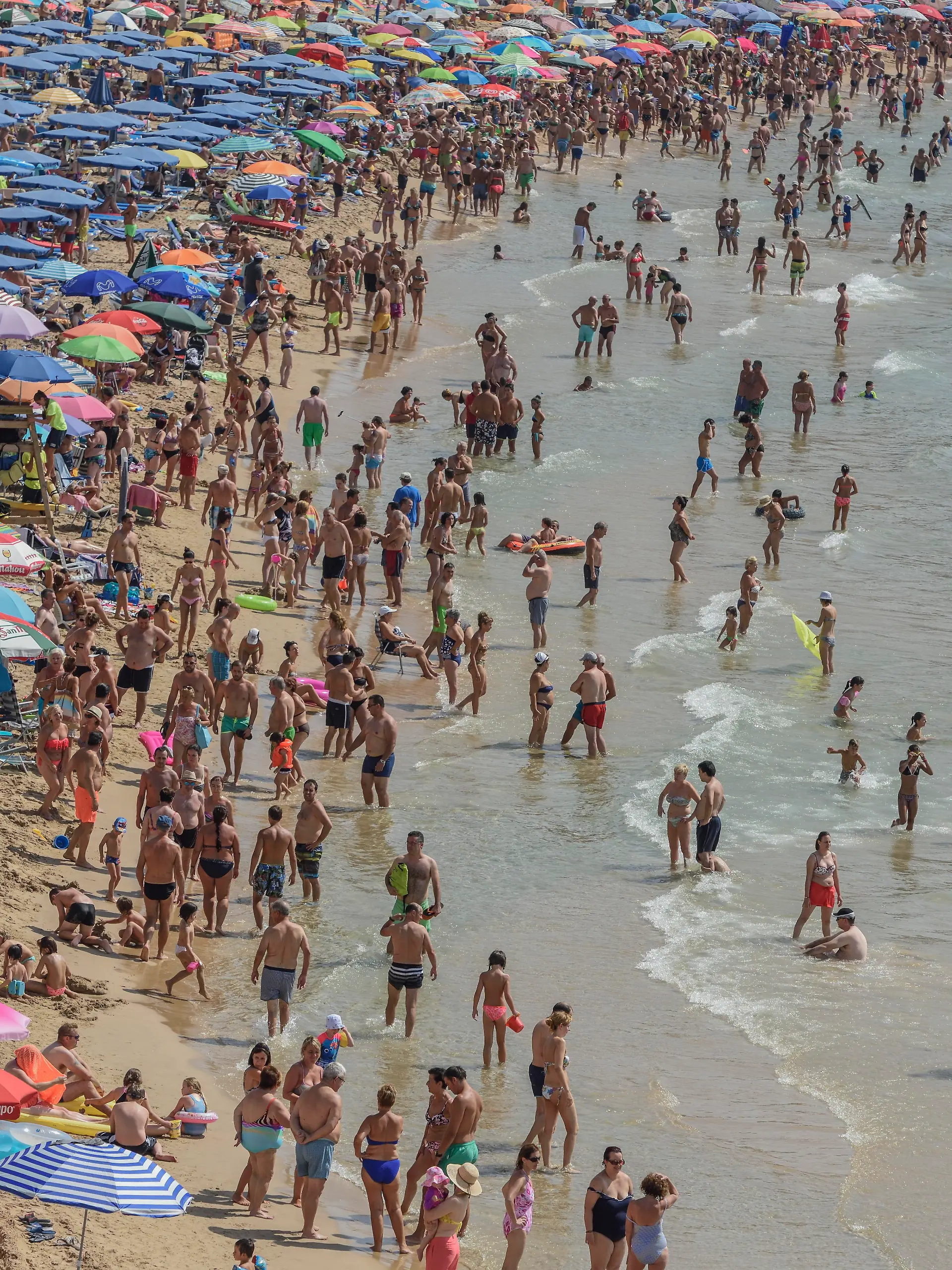 Touristen an der Playa Levante in Benidorm an der Costa Blanca in Spanien