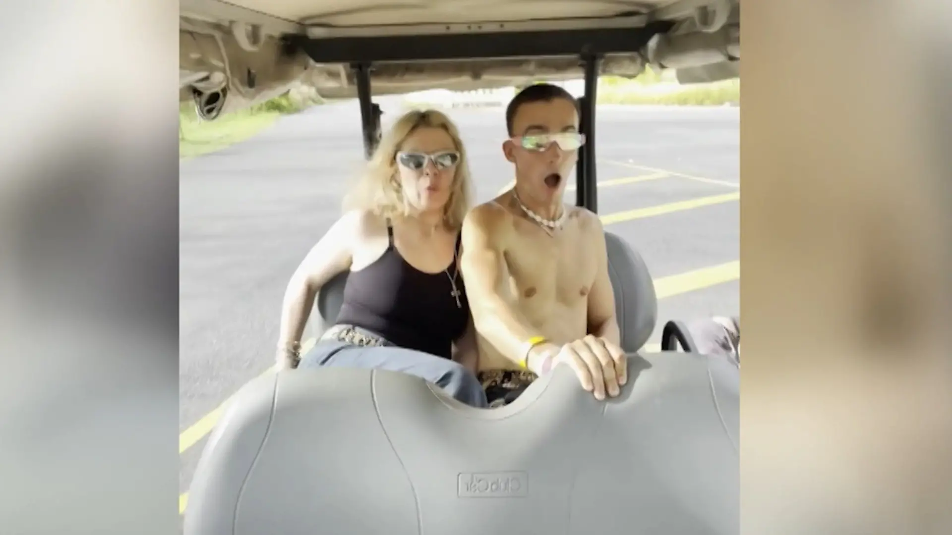 Kurve unterschätzt! Golfkart schleudert Beifahrerin raus – bei voller Fahrt! Schock für Touristen