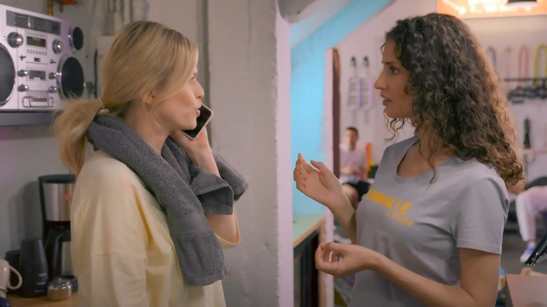 Patrizia mischt sich ungefragt in Naomis Bewerbungsgespräch ein „Unter uns“-Folge vom 7. August bei RTL