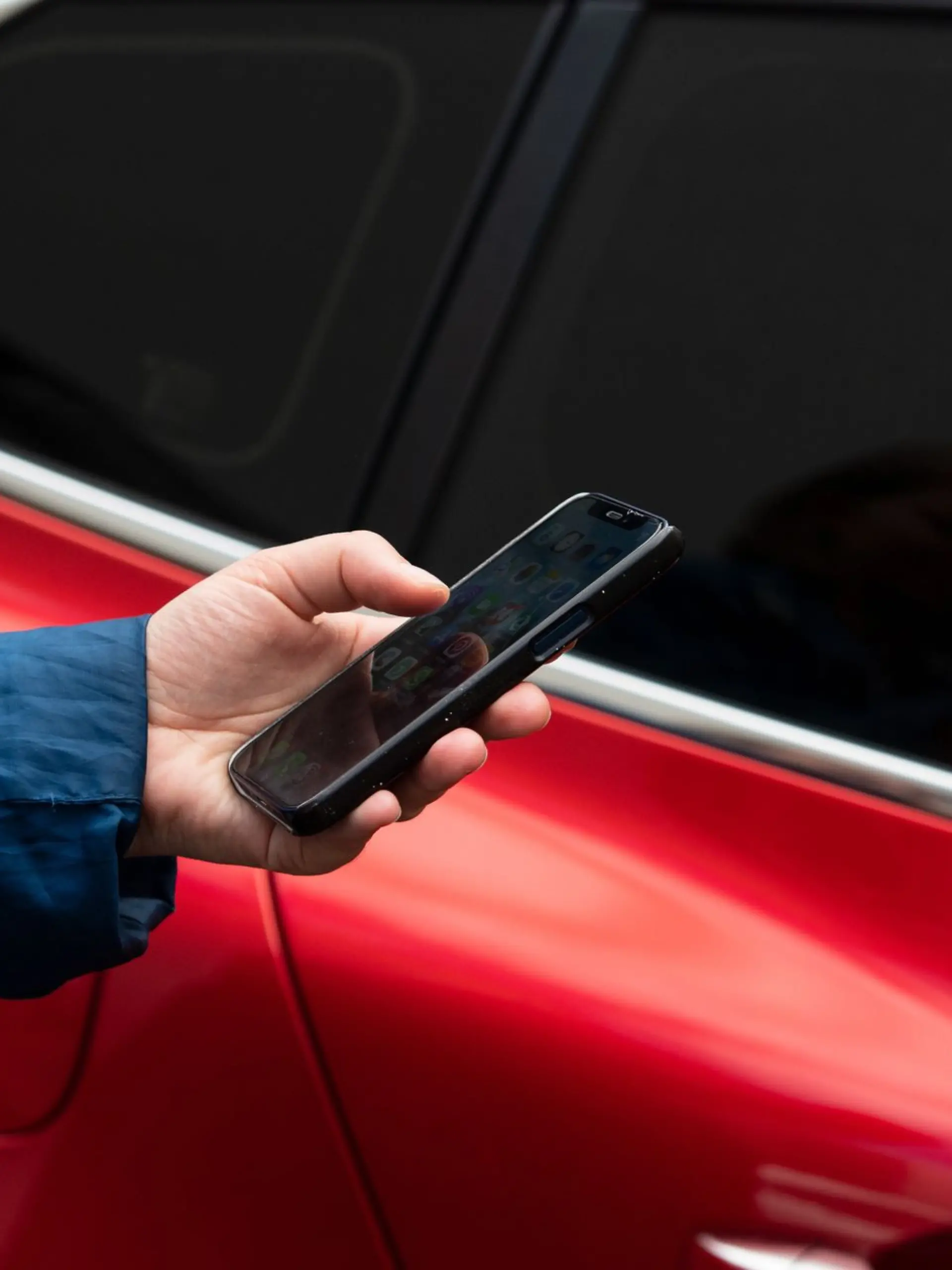 Kontakte und Apps: Wer seine Privatsphäre schützen möchte, sollte bei der Rückgabe des Mietwagens die gespeicherten persönlichen Daten löschen.