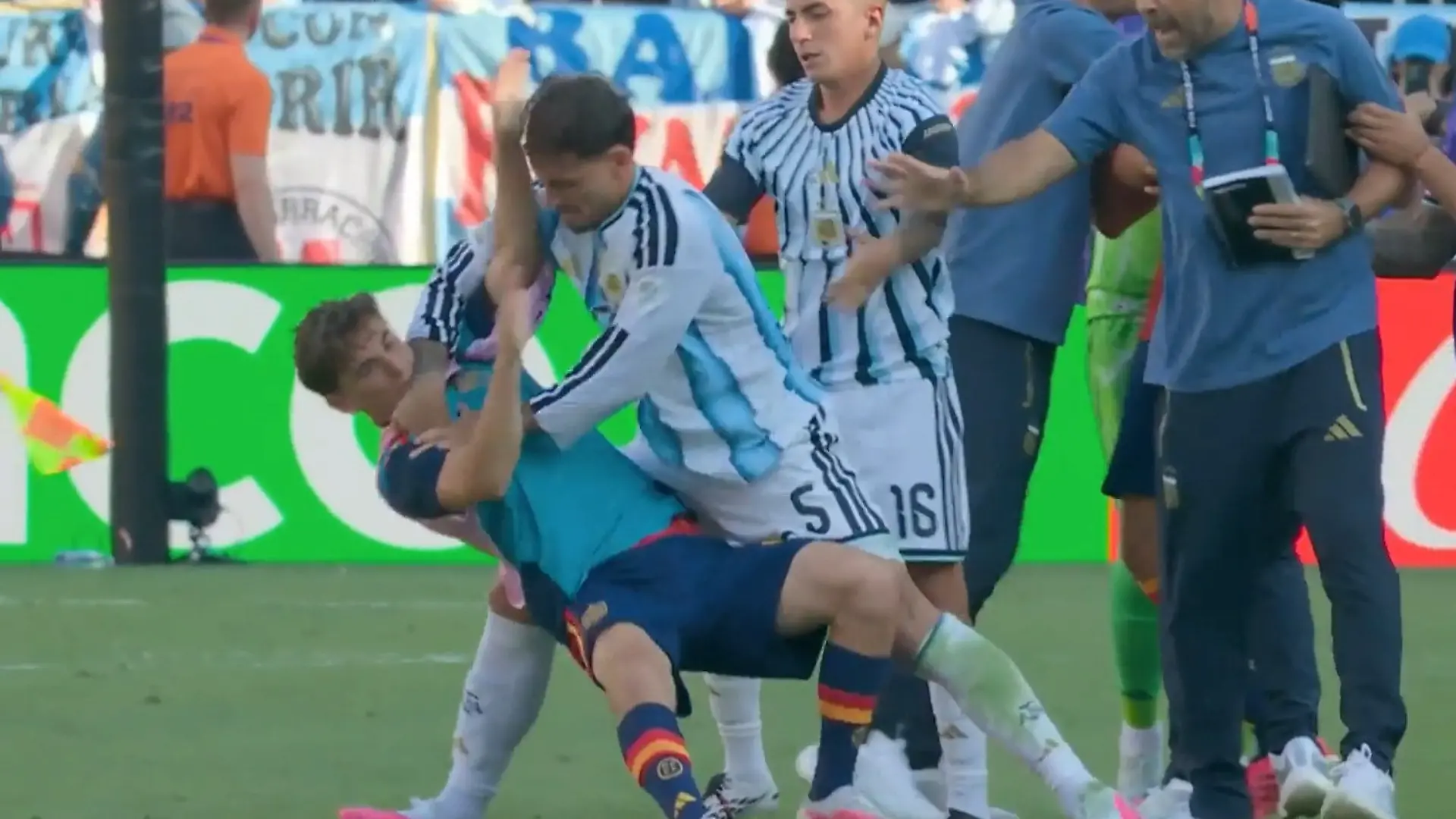 Argentinien dreht nach Final-Pleite durch! Wilde Prügelei nach Abpfiff Auch noch schlechte Verlierer