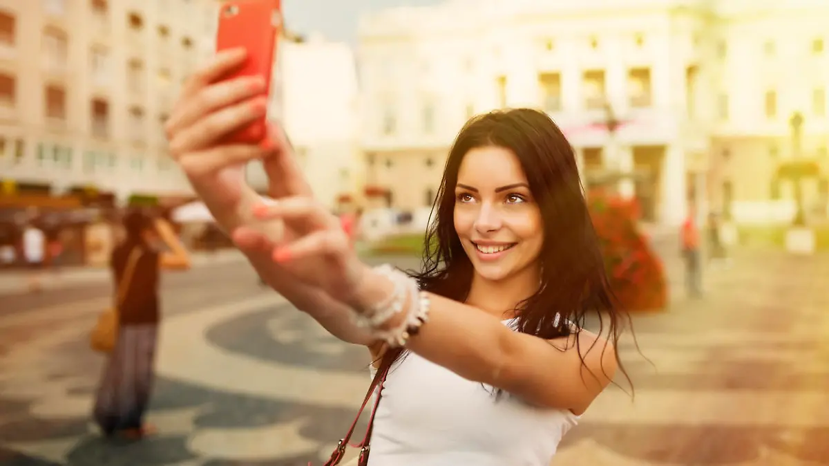Frau macht Urlaubsfoto