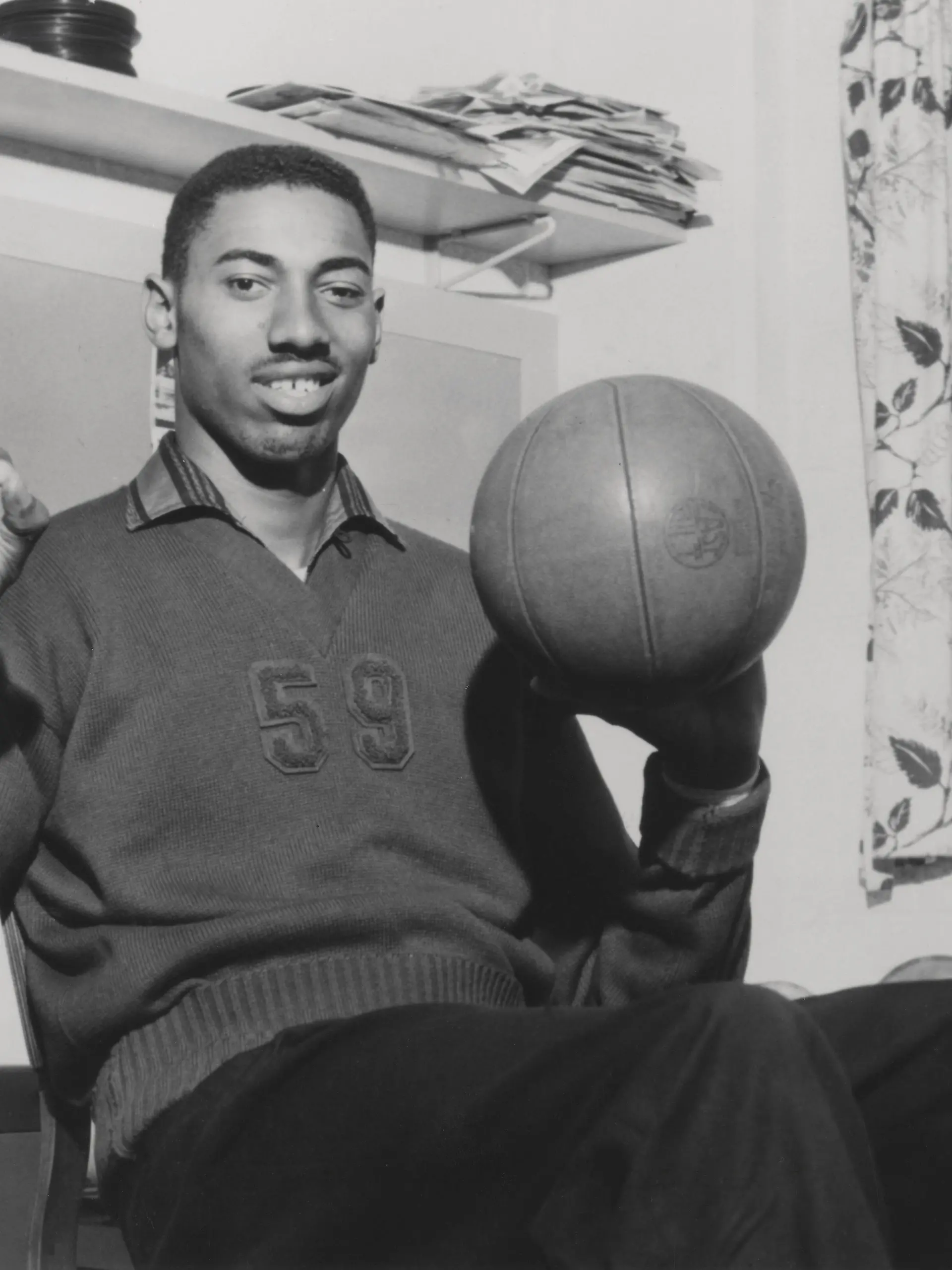 Archivbilder der Woche SPORT KW35 RECORD DATE NOT STATED Wilt Chamberlain Smiling with Basketball Vintage 1960 s capture of Wilt Chamberlain smiling while spinning a basketball. Wilt Chamberlain was an American basketball player who played center position and is considered one of the most prominent and dominant players in NBA, Basketball Herren, USA history. He played for the Philadelphia/San Francisco Warriors, the Philadelphia 76ers, and the Los Angeles Lakers of the National Basketball Association NBA. He played for the University of Kansas and also for the Harlem Globetrotters before playing in the NBA. Copyright: xGlobexPhotosx