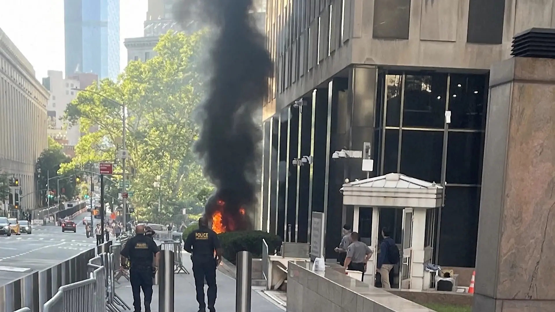 Flammen vor FBI- und ICE-Büros! Mann zündet Brandsatz mitten in Manhattan Angriff vor US-Behörden