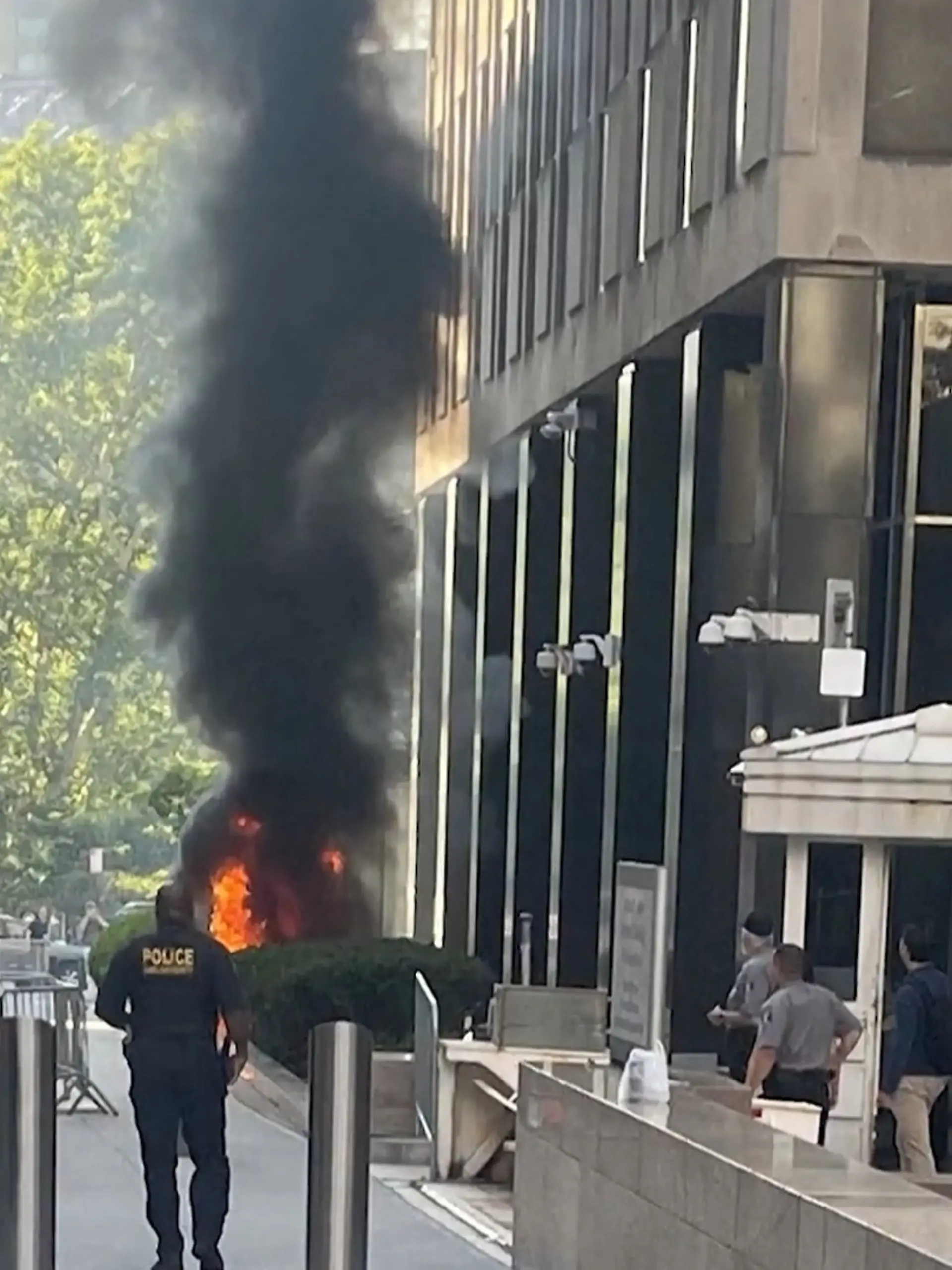 Bild zu: "Flammen vor FBI- und ICE-Büros! Mann zündet Brandsatz mitten in Manhattan"