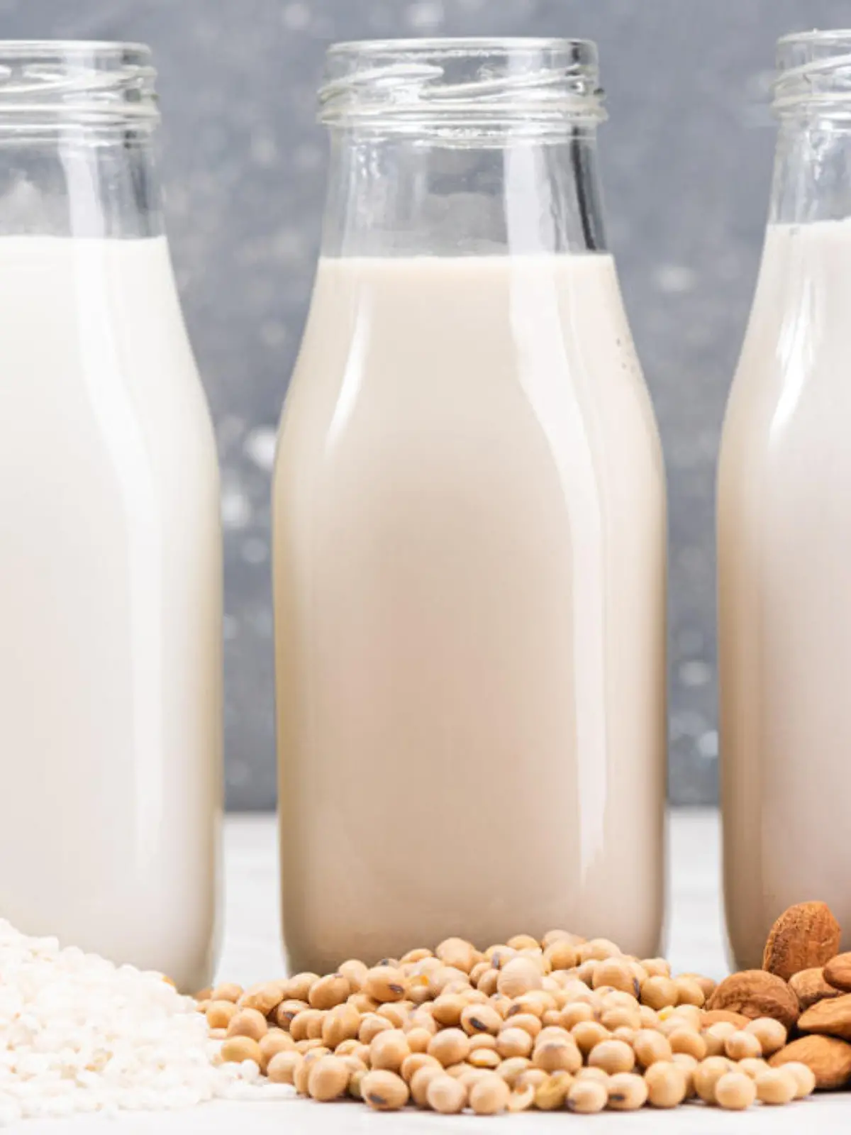 Vegane Pflanzendrinks boomen und sind für viele eine beliebte Alternative zur klassischen Kuhmilch. Denn rund eine Million Menschen und damit mehr als 1,5 Prozent der Bevölkerung in Deutschland sind inzwischen Veganer und Veganerinnen und die verzichten ganz bewusst auf Kuhmilch. Wir haben uns die Alternativen zur Kuhmilch mal ganz genau angeschaut.
