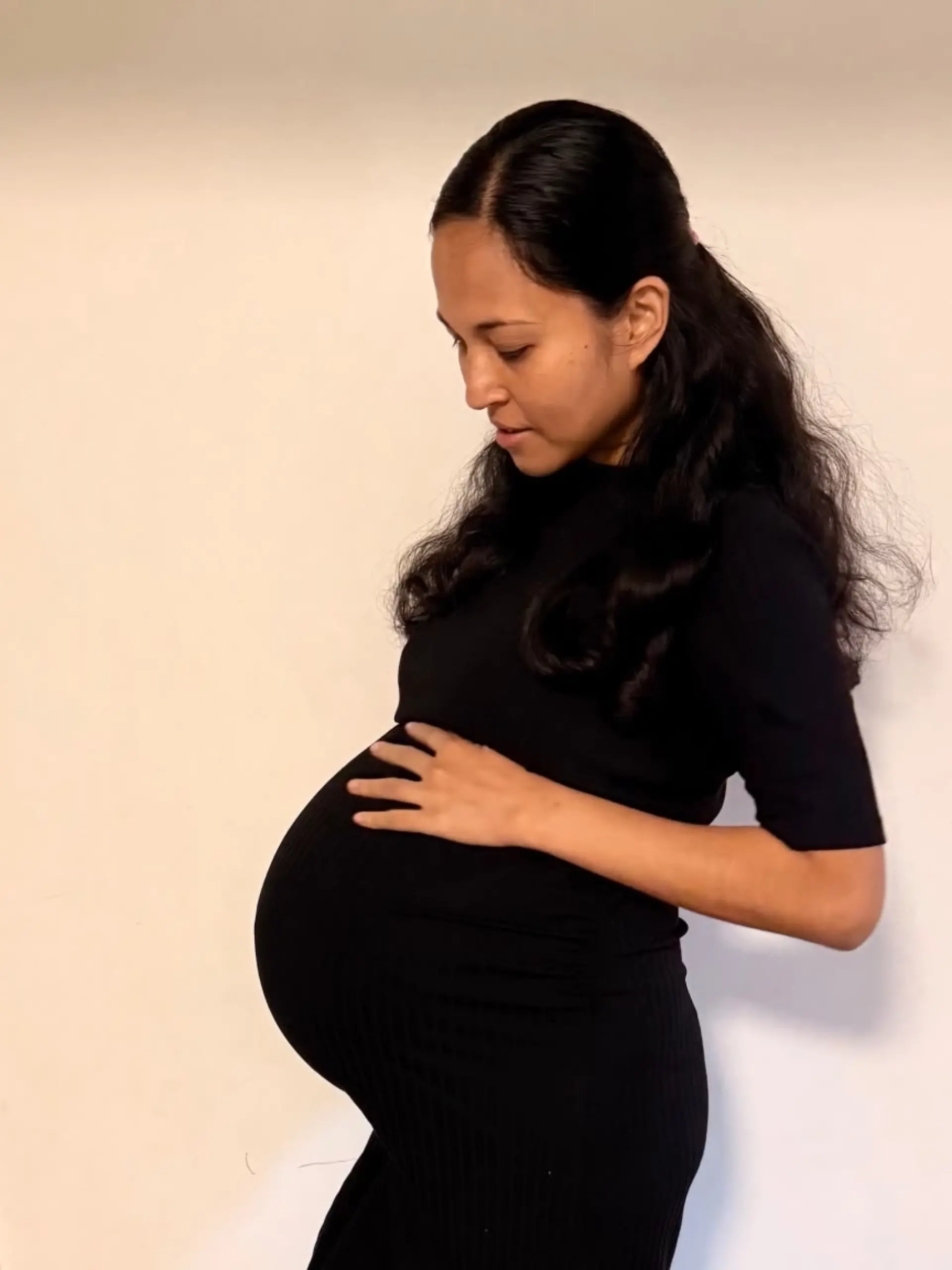 Jenitar Na’amoana ist unerwartet schwanger geworden und das mit Vierlingen!