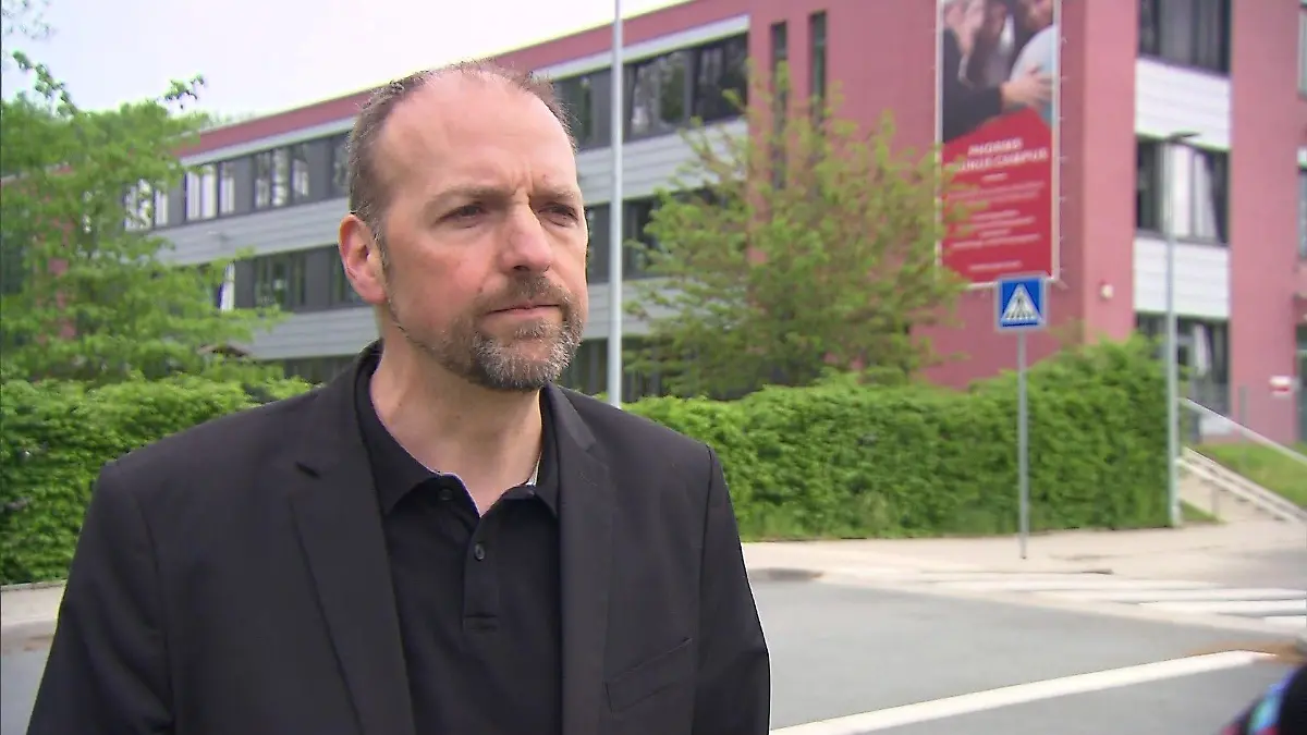 Alexander Thomas ist Geschäftsführer der Phorms-Schule in Steinbach und steht für das Interview vor der Schule.