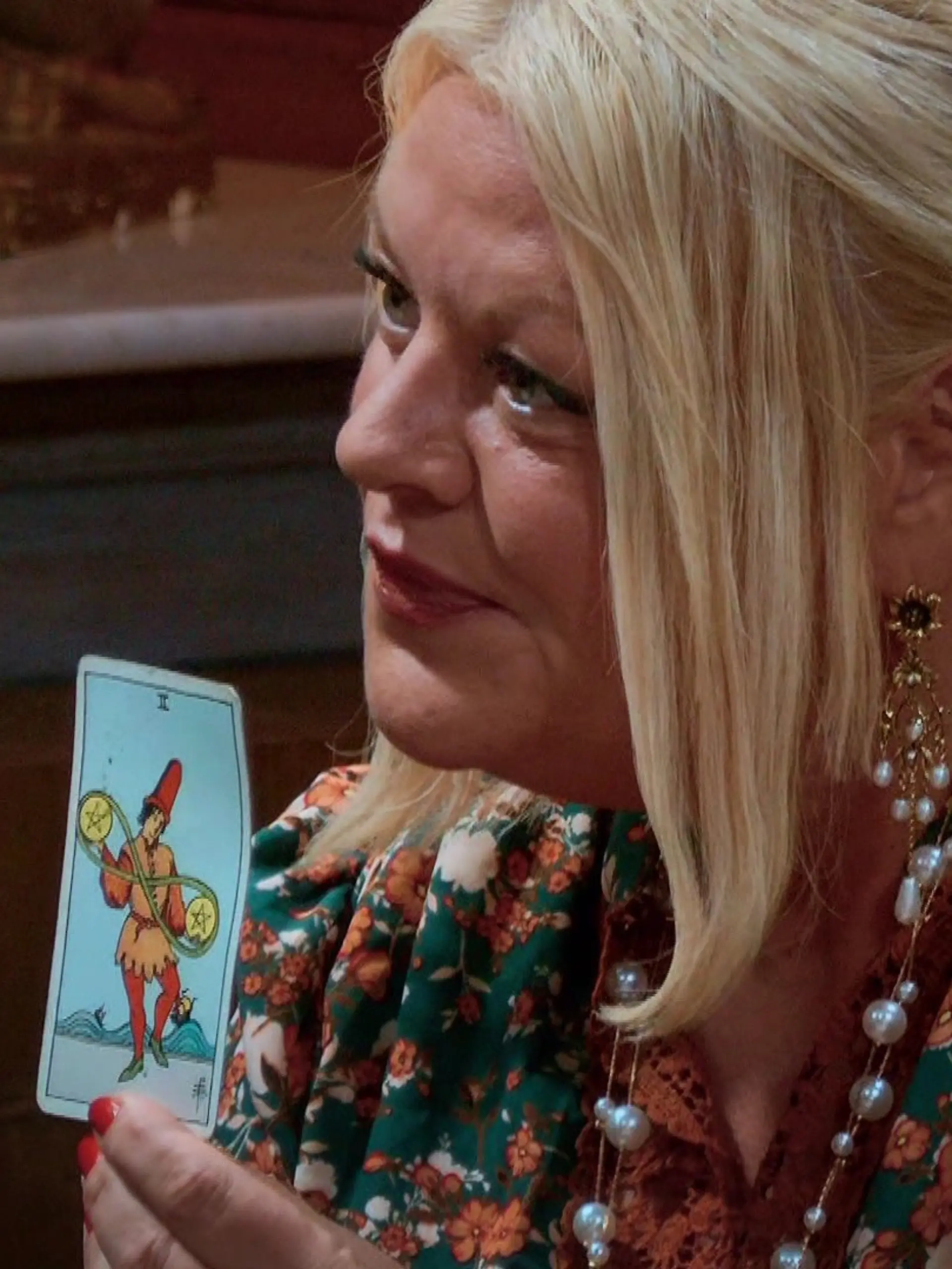 Tine Wittler mit einer Tarotkarte bei „Die Verräter”