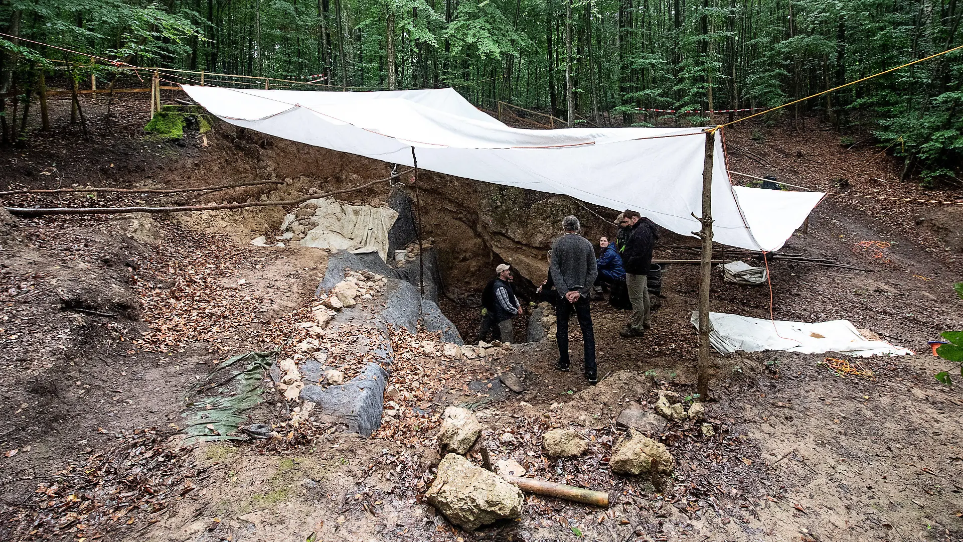 ACHTUNG: SPERRFRIST 5. JULI 17:00 UHR. ACHTUNG: DIESER BEITRAG DARF NICHT VOR DER SPERRFRIST - ARCHIV - 01.09.2020, Niedersachsen, Scharzfeld: Ein Plane ist bei Ausgrabungen an der Einhornhöhle zur Erforschung des Neandertalers über der Fundstelle eingerichtet. Die Forscher suchen an der Einhornhöhle nach Spuren der Neandertaler.      (zu dpa "Neandertaler schnitzte Muster auf Riesenhirsch-Knochen") Foto: Swen Pförtner/dpa +++ dpa-Bildfunk +++