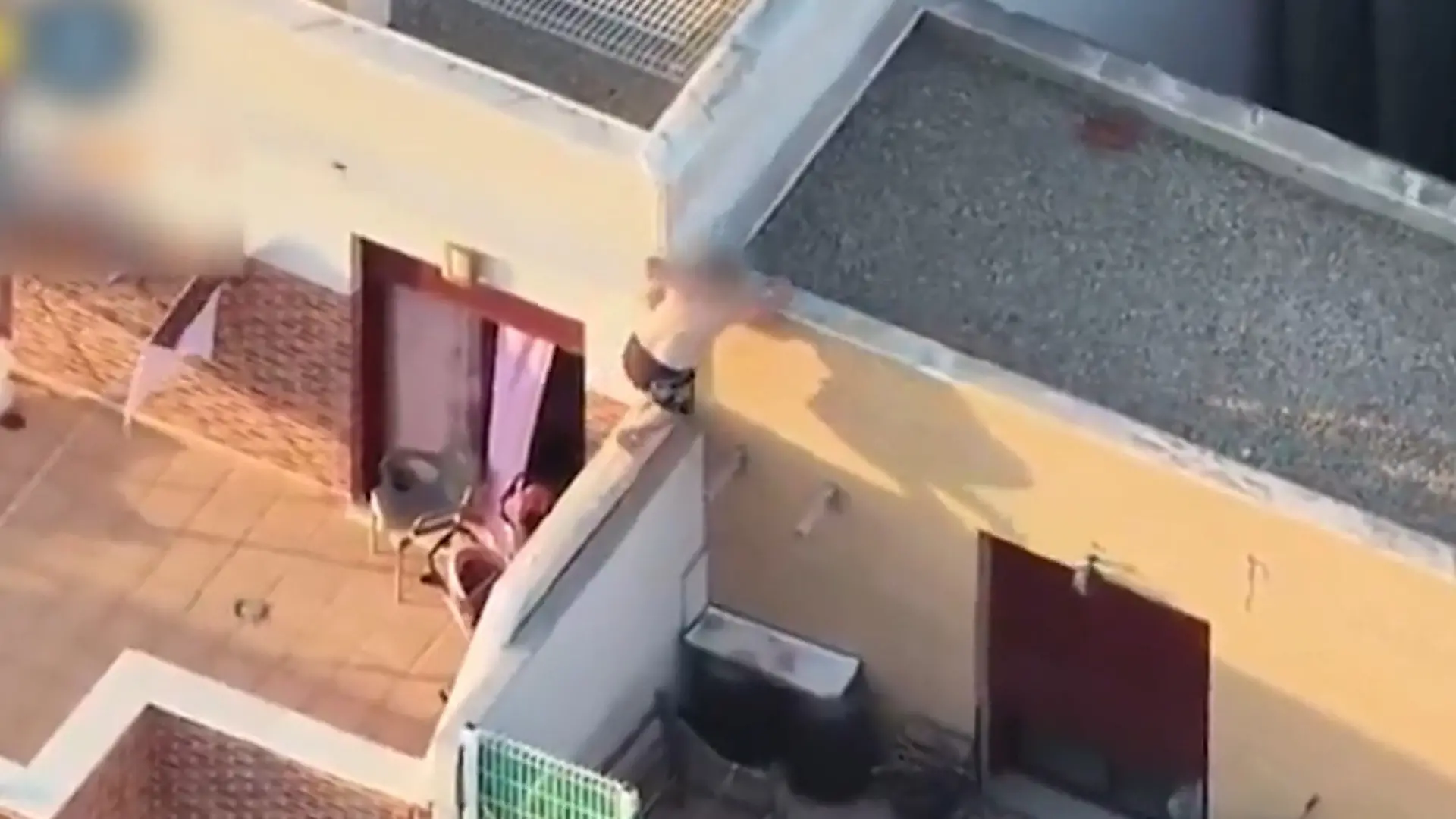 Spektakulärer Dach-Parkour! Drogen-Dealer rennt der Polizei davon Riskanter Fluchtweg