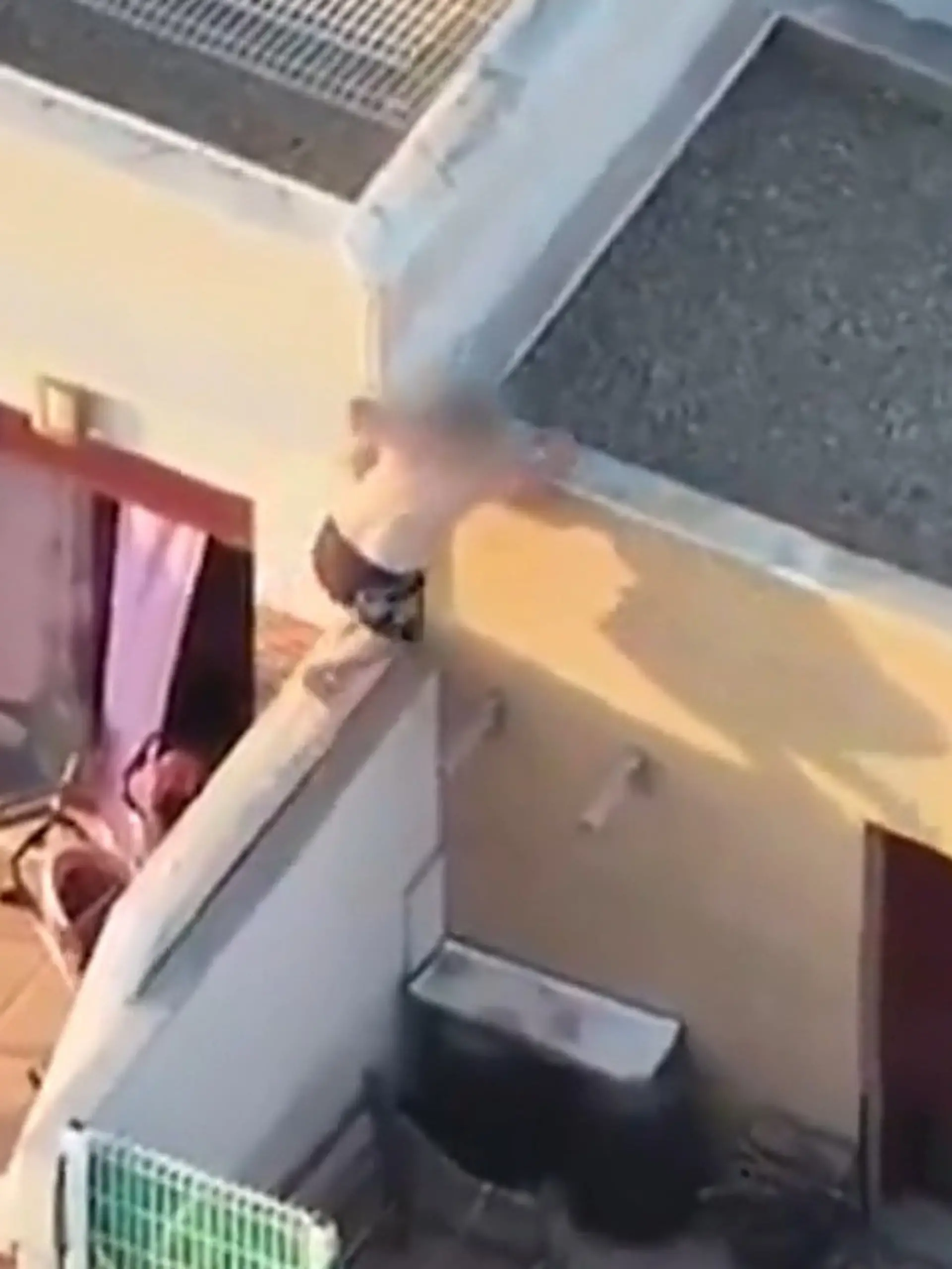 Bild zu: "Spektakulärer Dach-Parkour! Drogen-Dealer rennt der Polizei davon"