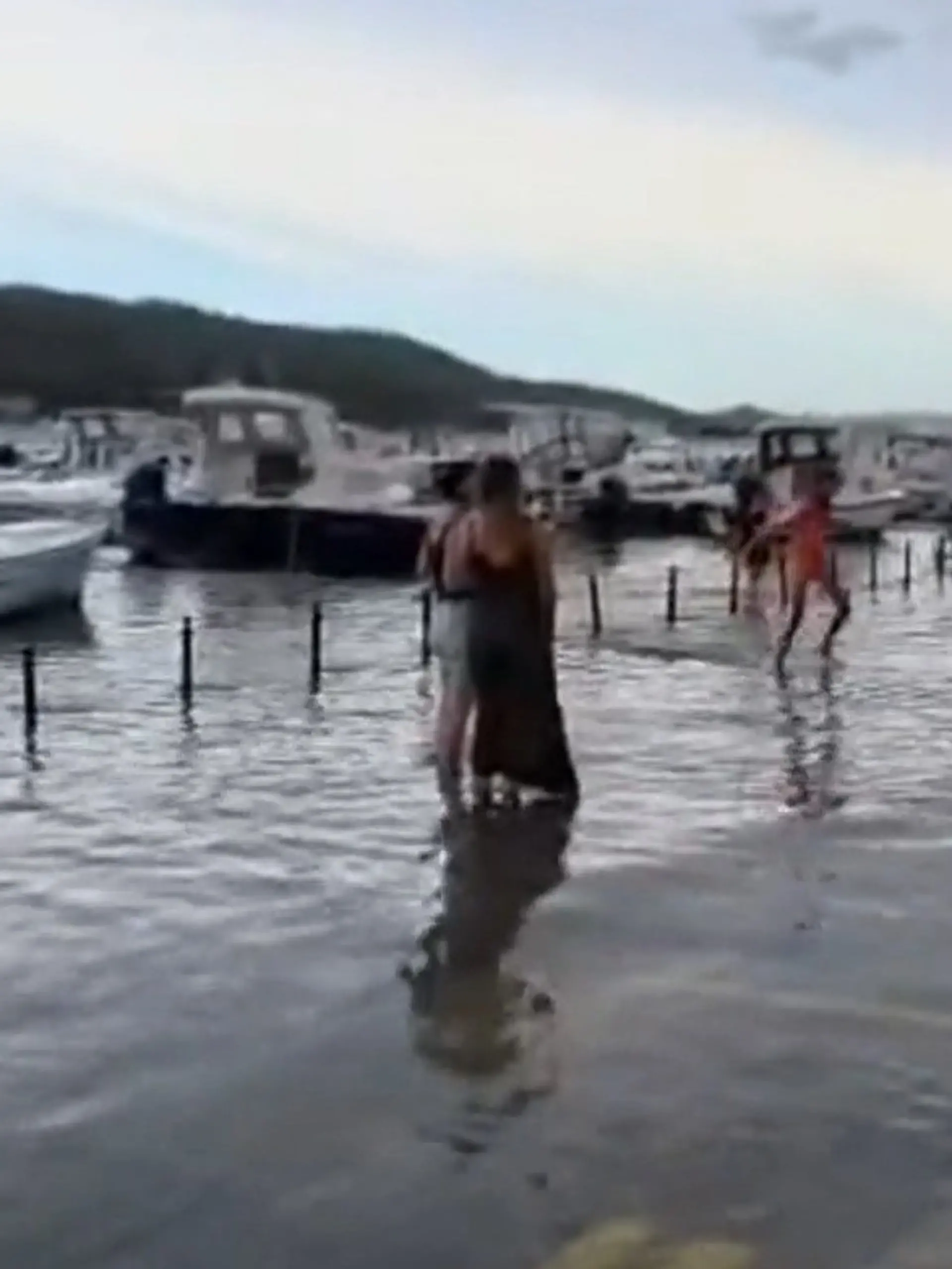 Bild zu: "Hochwasser schockt Touristen! Seltenes Naturphänomen überflutet Urlaubsregion"