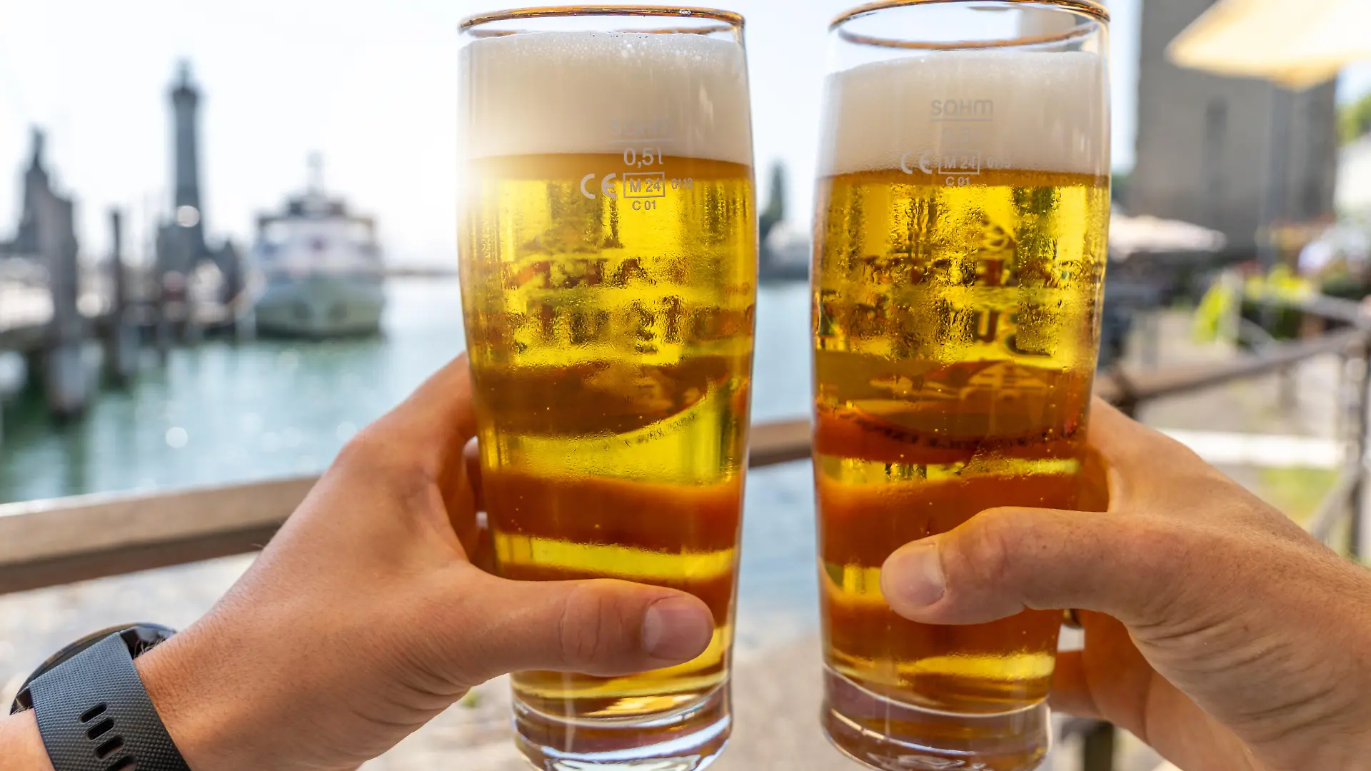 Prost am Wasser im Urlaub zwei kühle Biergläser im Sommerlicht