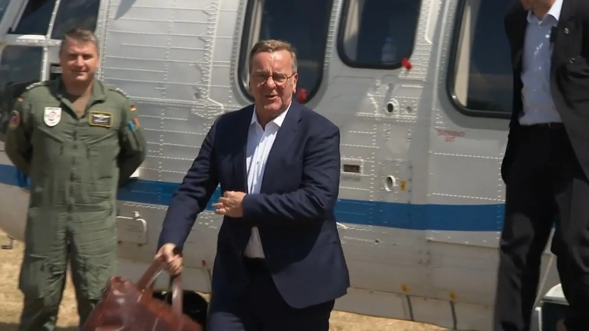 Pistorius besucht Bundeswehr in Unna Landung mit Hubschrauber