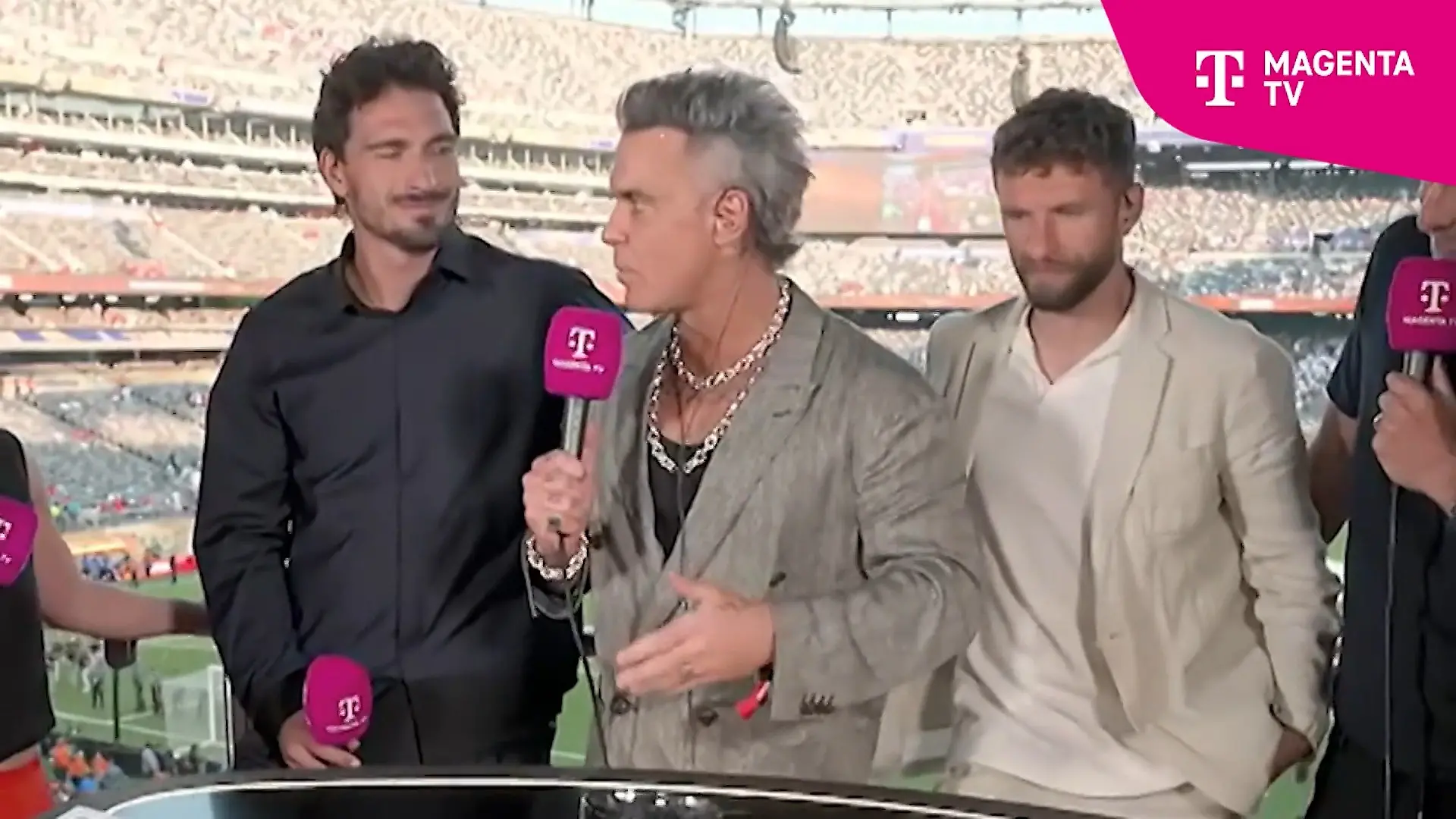 Robbie Williams live im TV mit Koks erwischt?! Jetzt klärt Musikstar auf Während WM-Finale