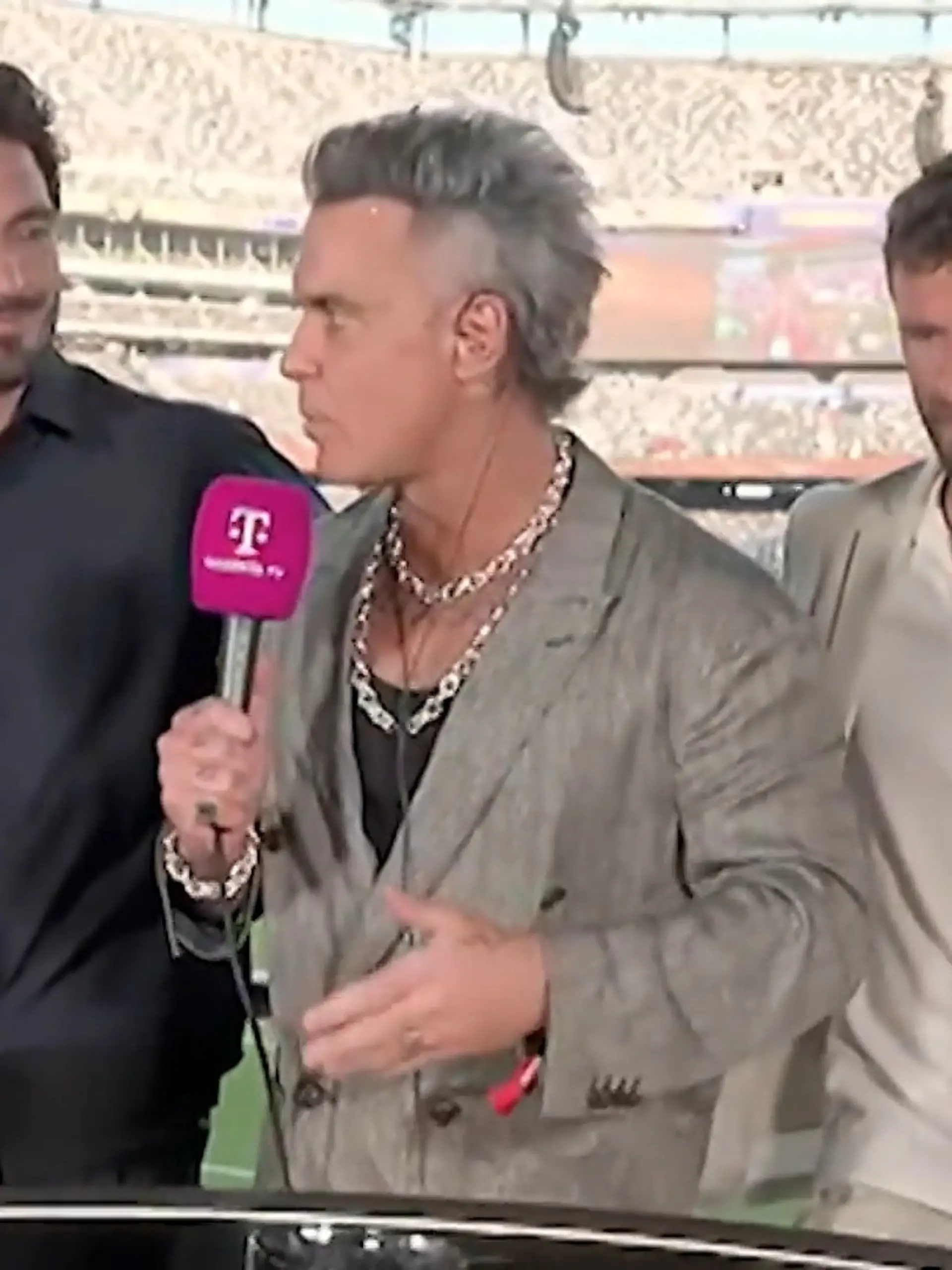 Bild zu: "Robbie Williams live im TV mit Koks erwischt?! Jetzt klärt Musikstar auf"