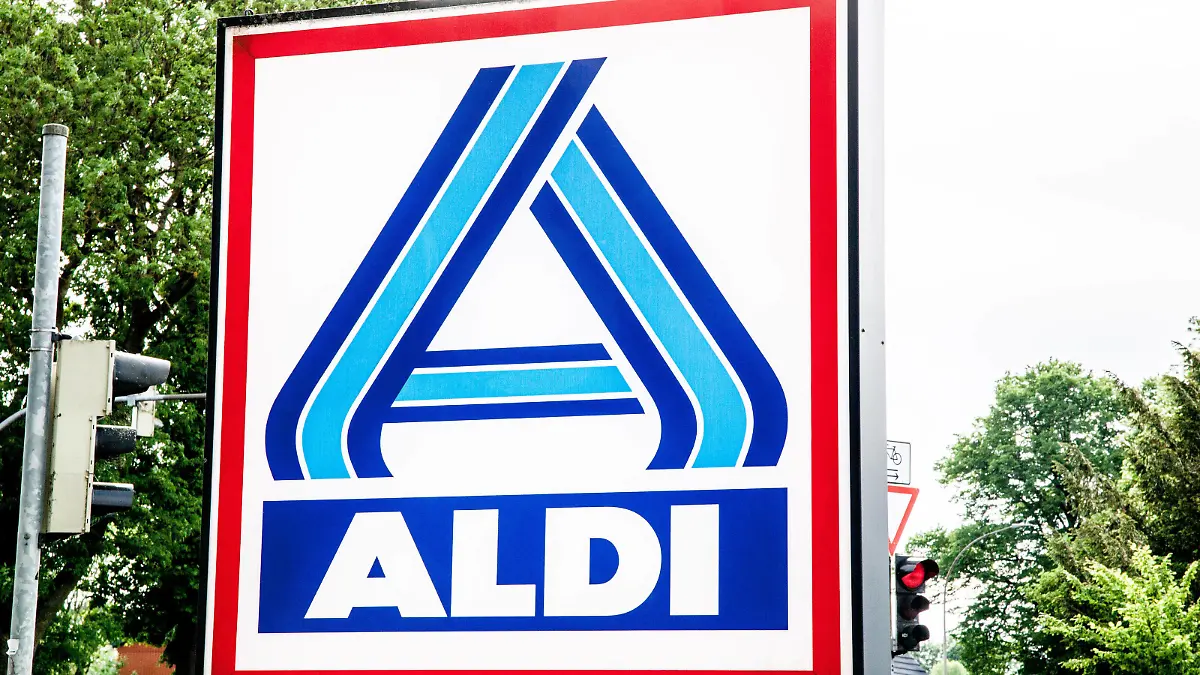 Bremervoerde, Deutschland 01. Juni 2021: Aussenwerbung vom Discounter Aldi mit Logo und Schriftzug. Niedersachsen *** Bremervoerde, Germany 01 June 2021 Outdoor advertising of discounter Aldi with logo and lettering Lower Saxony Copyright: xFotostandx/xK.xSchmittx