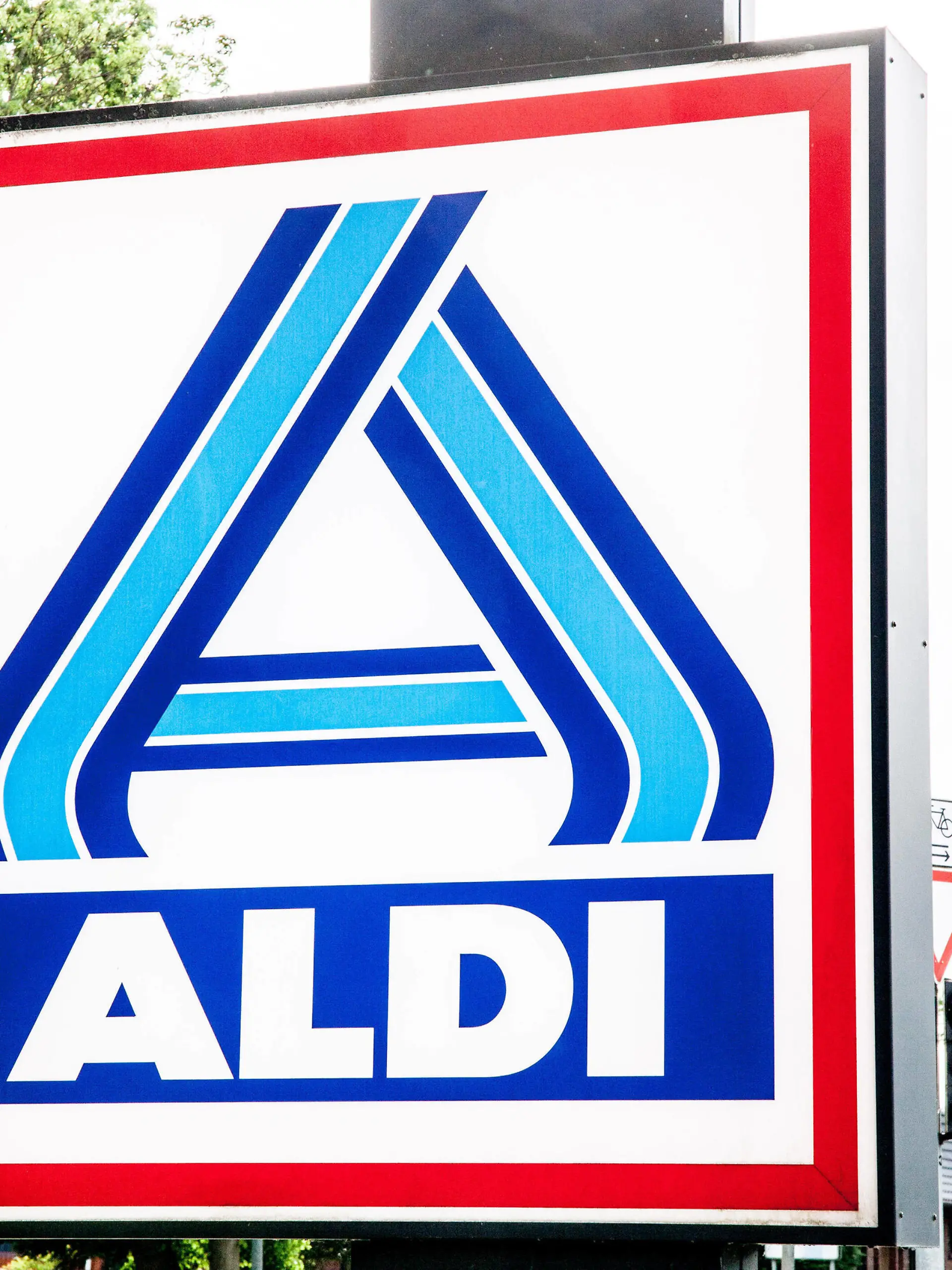  Bremervoerde, Deutschland 01. Juni 2021: Aussenwerbung vom Discounter Aldi mit Logo und Schriftzug. Niedersachsen *** Bremervoerde, Germany 01 June 2021 Outdoor advertising of discounter Aldi with logo and lettering Lower Saxony Copyright: xFotostandx/xK.xSchmittx