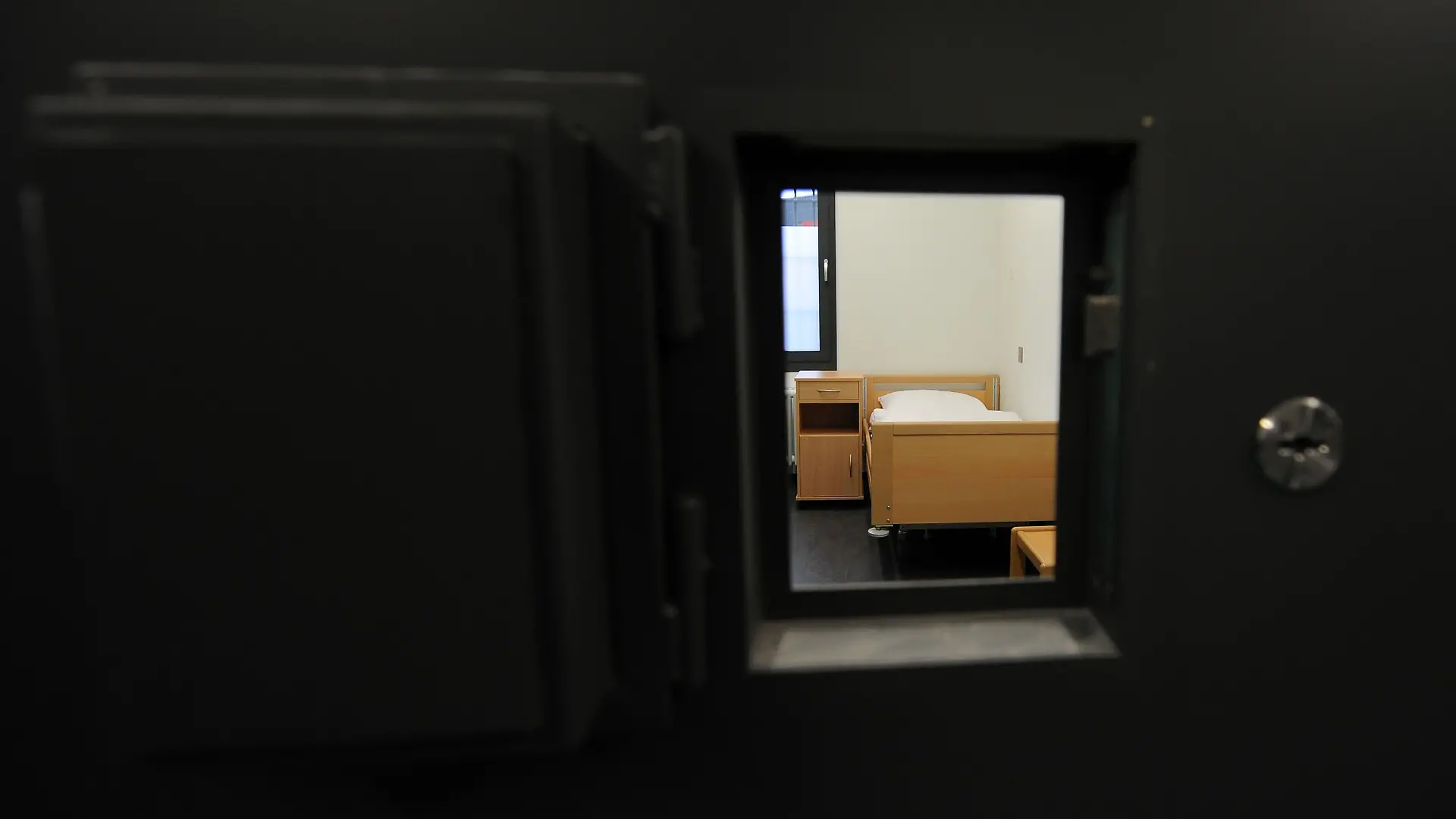ARCHIV - 09.01.2013, Niedersachsen, Bremervörde: Der Blick in einen Haftraum in der Justiz-Vollzugsanstalt (JVA) Bremervörde (Niedersachsen). (zu dpa: «Verdächtiger von Stade tot in Zelle gefunden») Foto: Carmen Jaspersen/dpa +++ dpa-Bildfunk +++